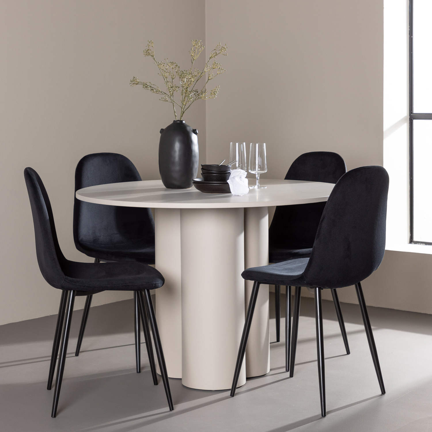 Spisegruppe Venture Home Olivia Ø110 med 4 stk Polar Stoler Fløyel