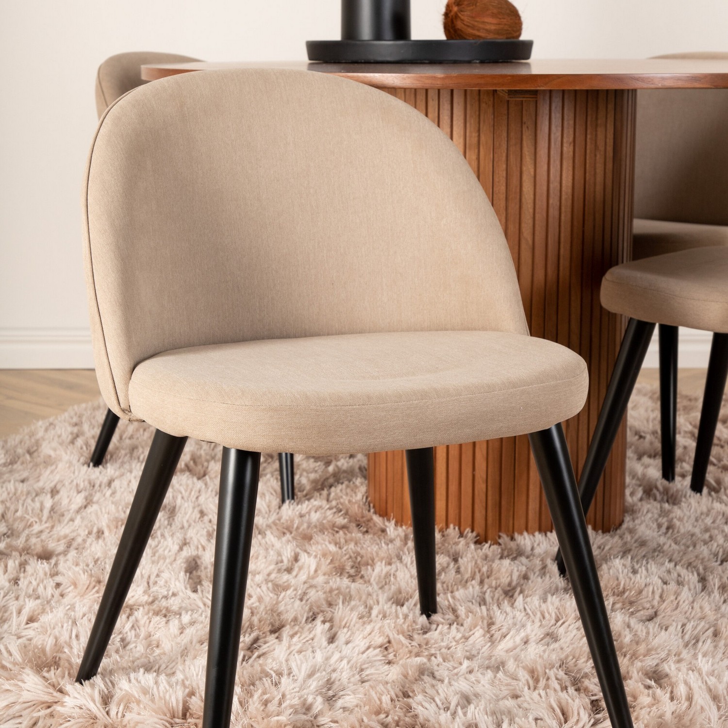 Spisegruppe Venture Home med Rundt Bianca Spisebord og 4 Valentina Stitcthes Spisestoler