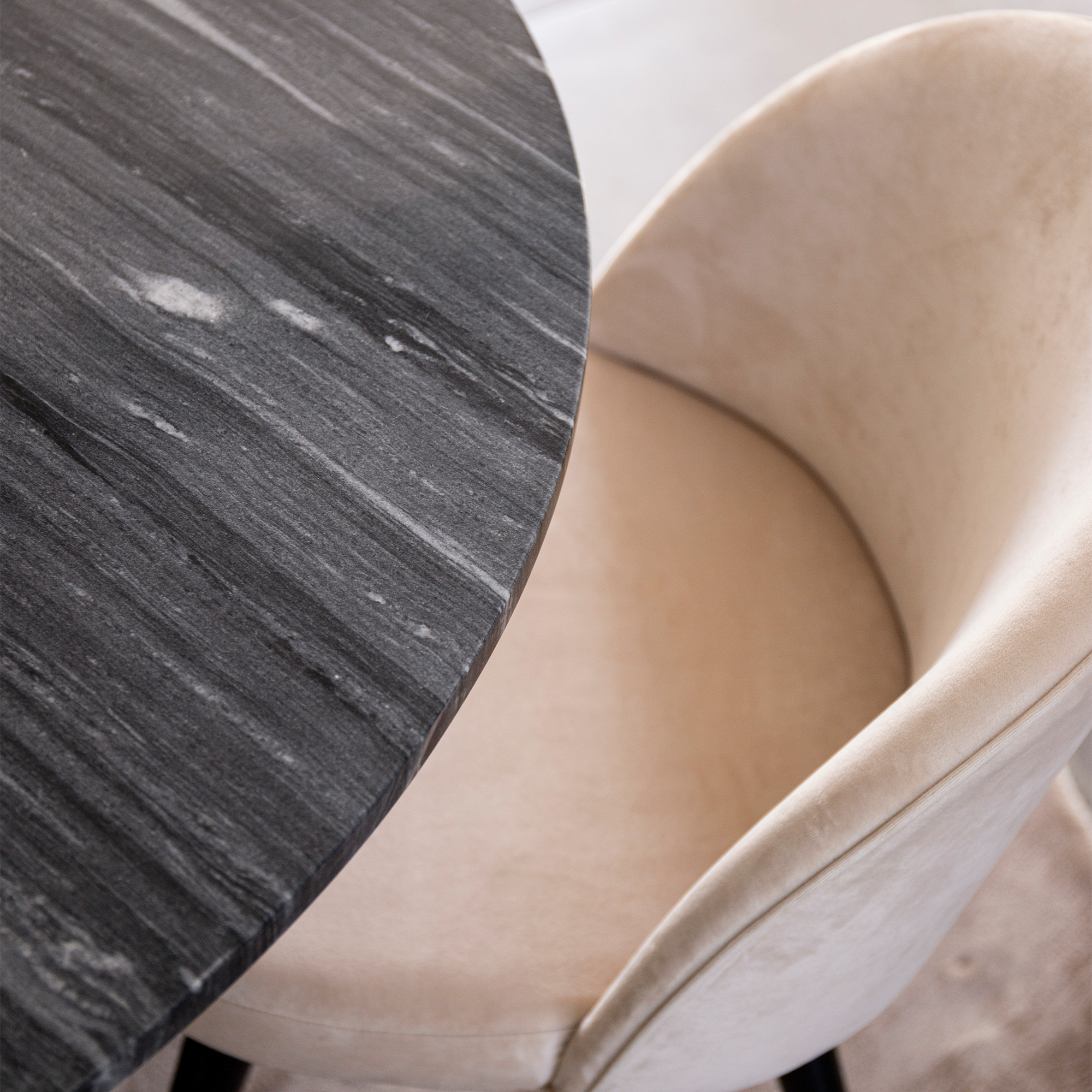 Spisegruppe Venture Home Estelle Rundt med 4 Valentina Stoler