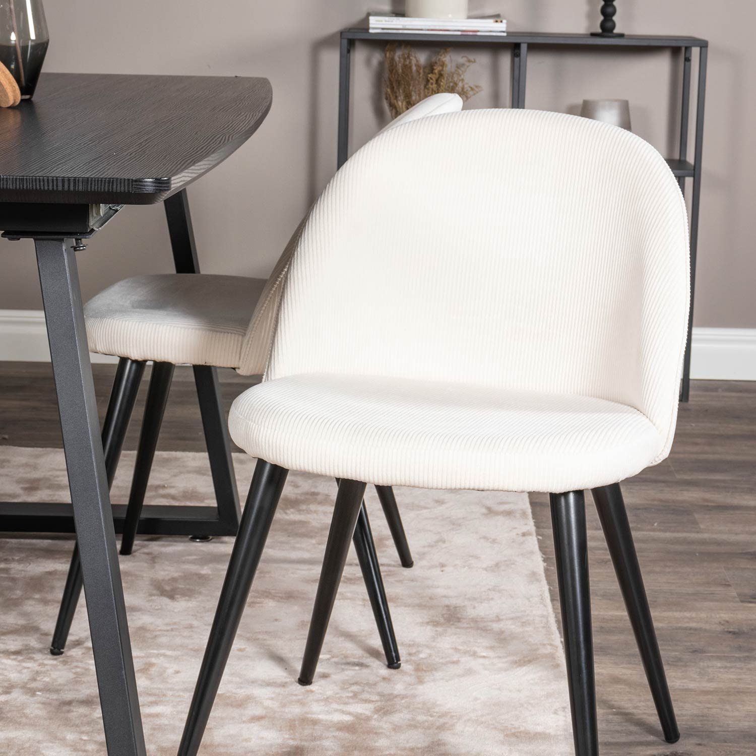 Spisegruppe Venture Home Ina med 4 Valentina Stoler Manchester