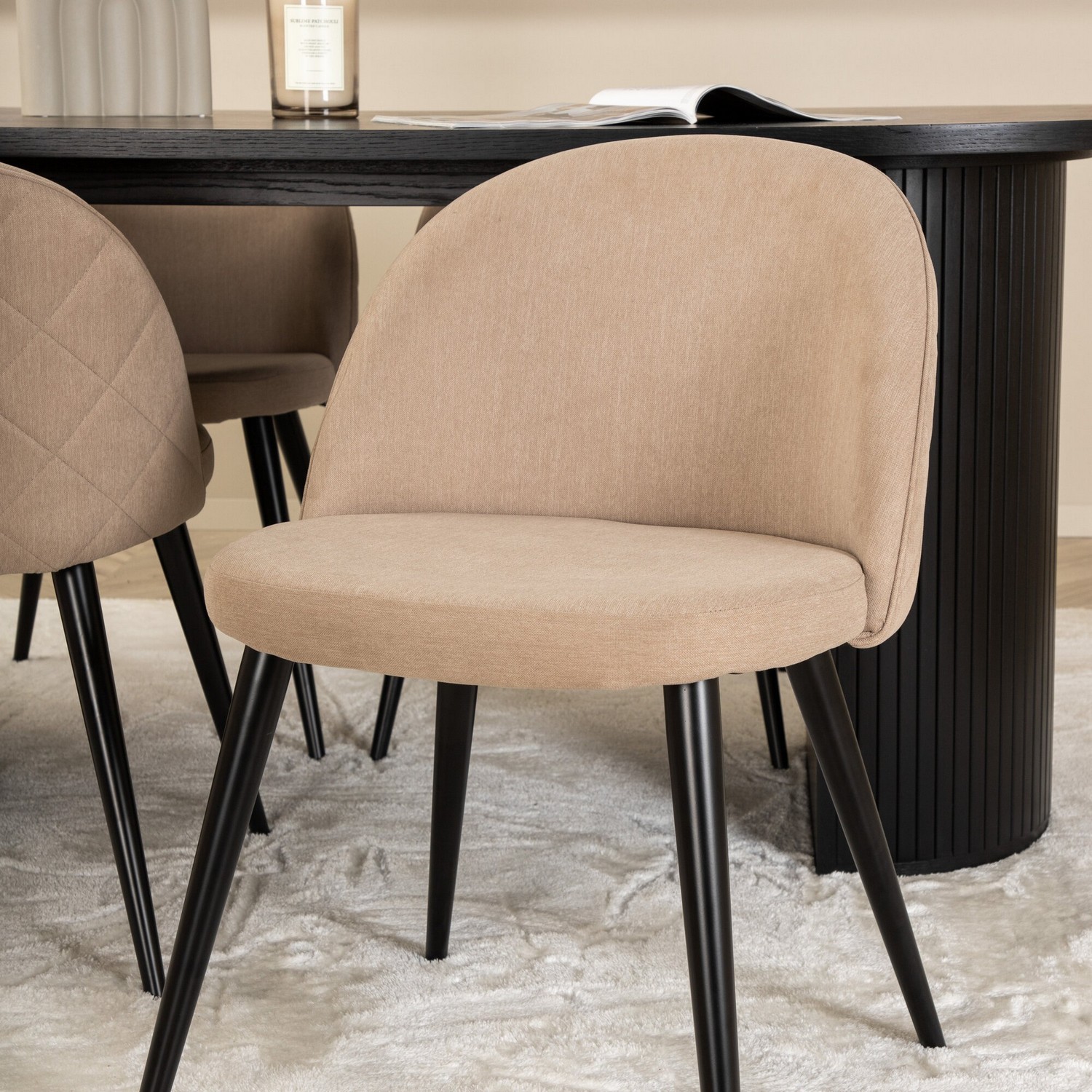 Spisegruppe Venture Home Bianca med 4 Valentina Sort Stitcthes Stoler
