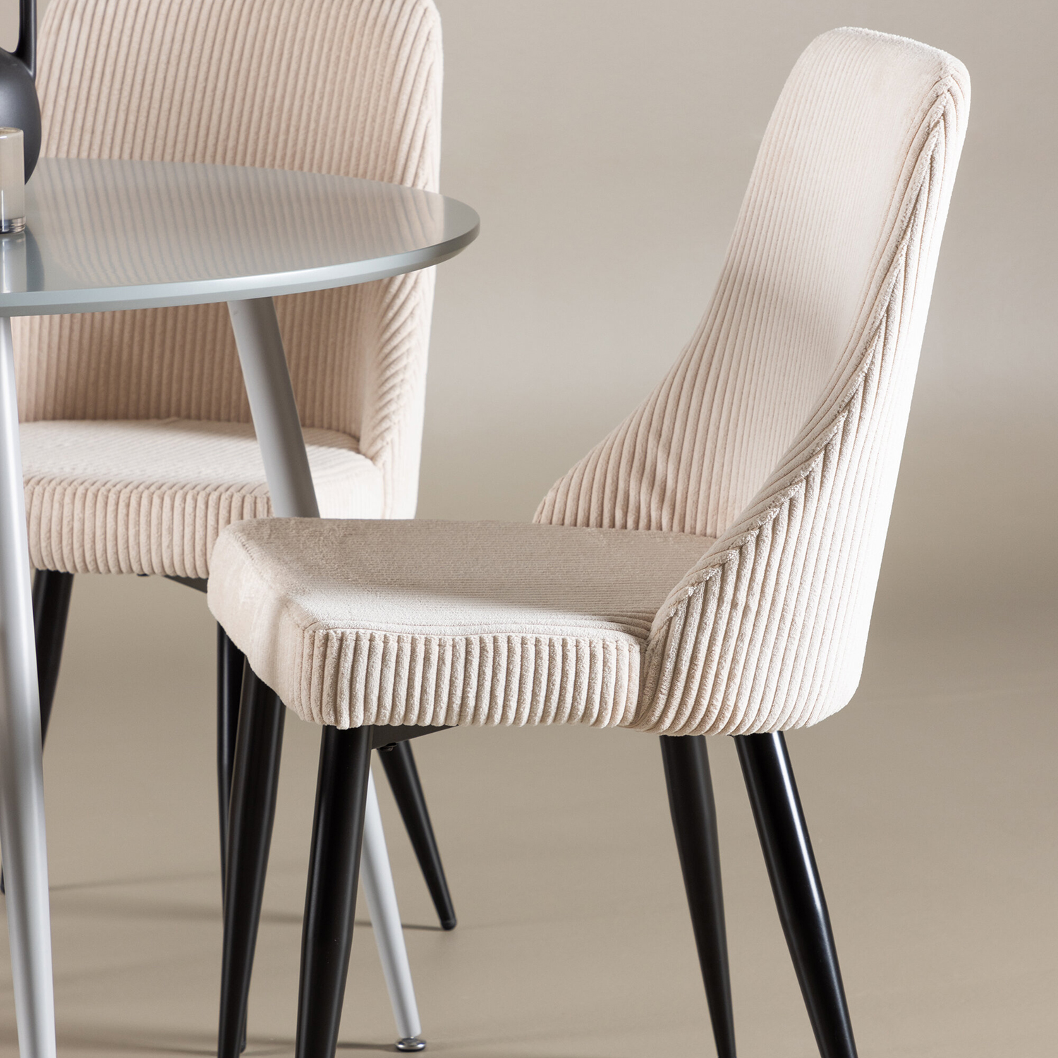 Spisegruppe Venture Home Plaza Ø100 med 4 stk Leone Stoler