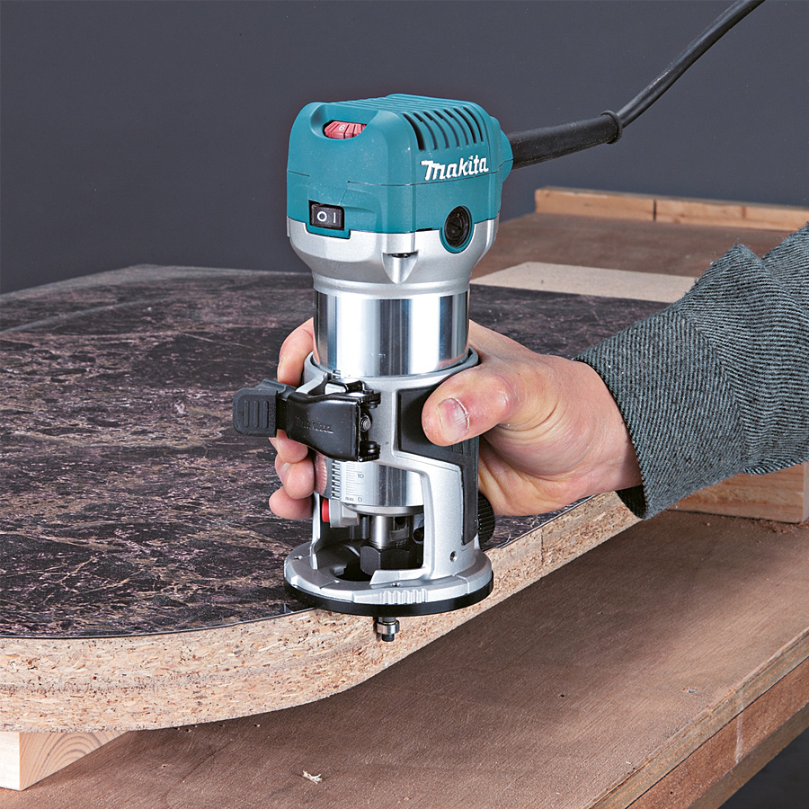 Overfres Makita 710W RT0702CJ