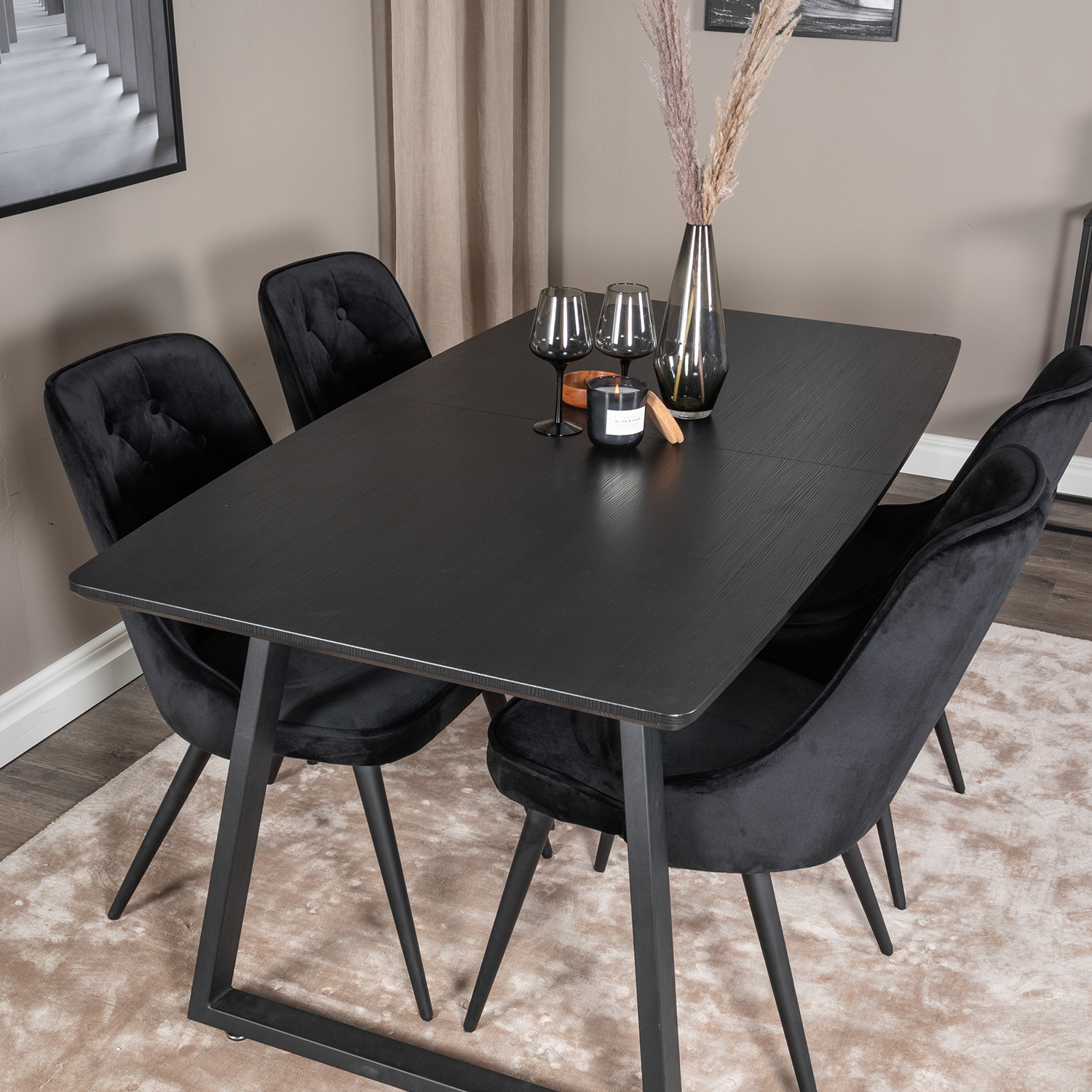 Spisegruppe Venture Home Ina med 4 Vera Stoler Fløyel