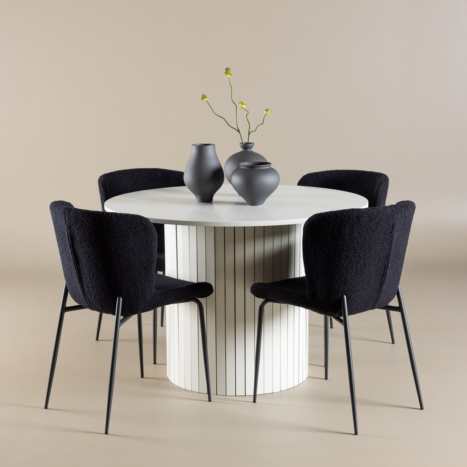 Spisegruppe Venture Home Härön Ø110 med 4 stk Modesto Stoler Hvit/Sort