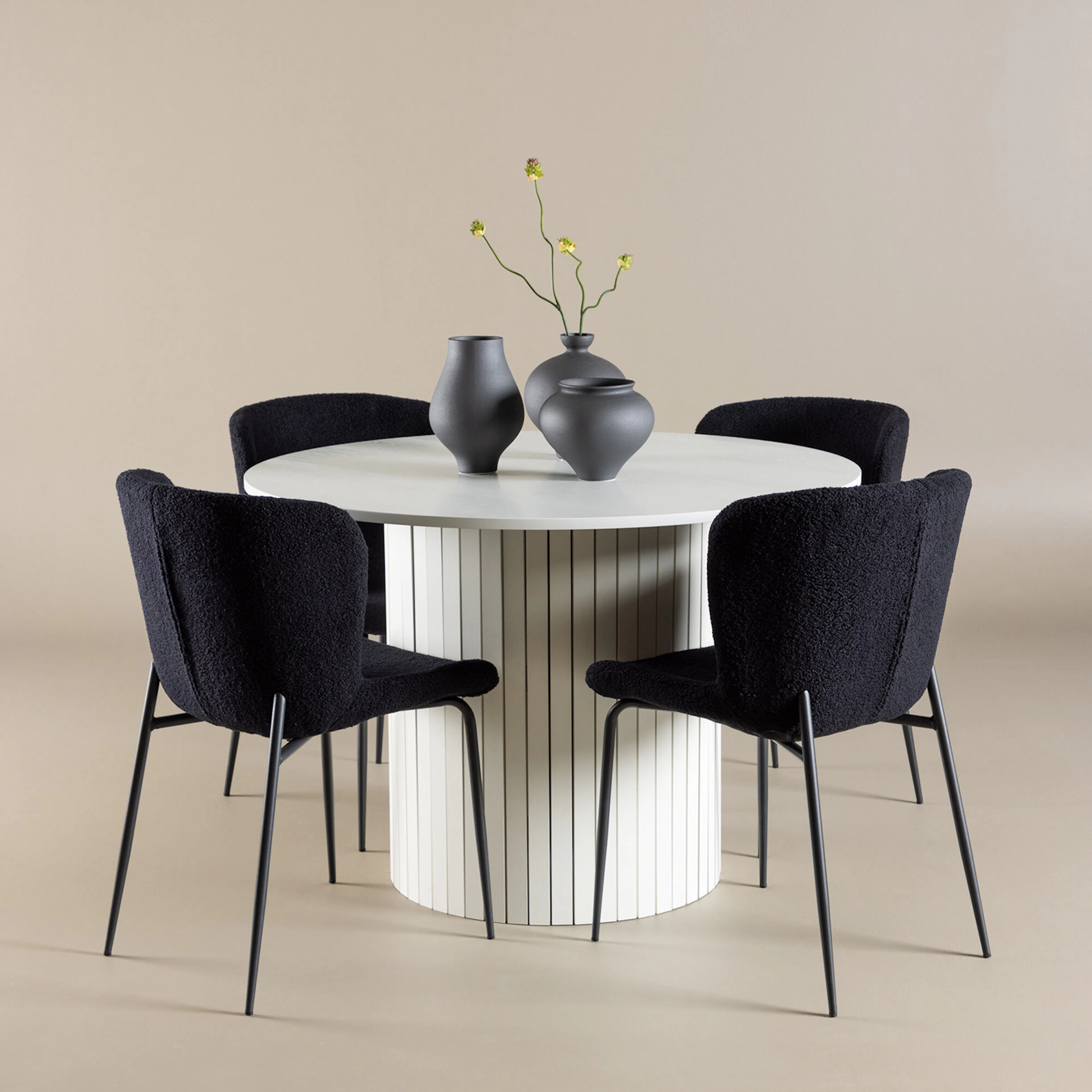 Spisegruppe Venture Home Härön Ø110 med 4 stk Modesto Stoler Hvit/Sort