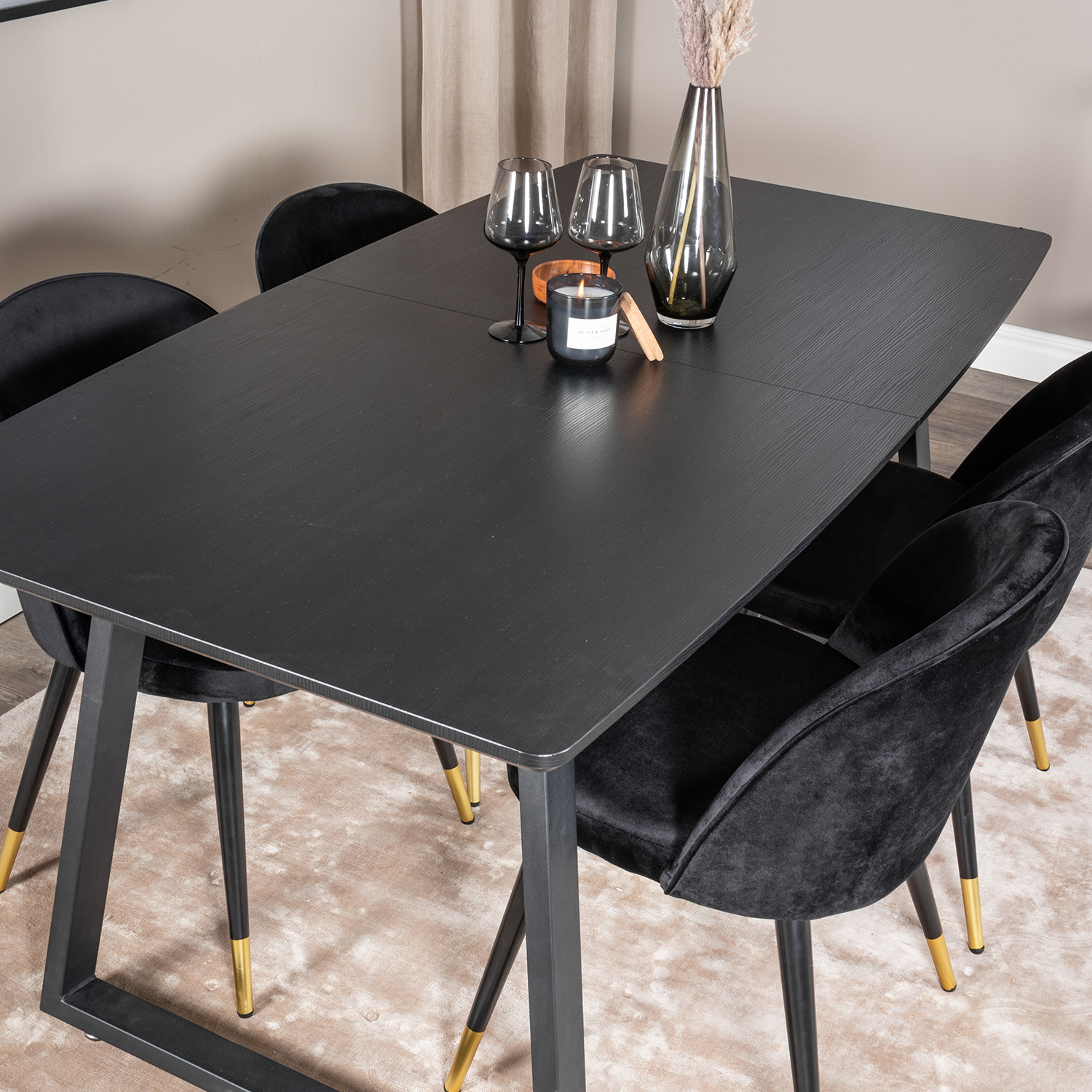 Spisegruppe Venture Home Ina med 4 Valentina Stoler Fløyel