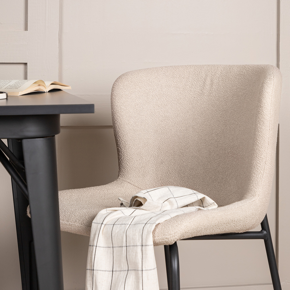 Spisegruppe Venture Home Tempe med 2 Modesto Stoler