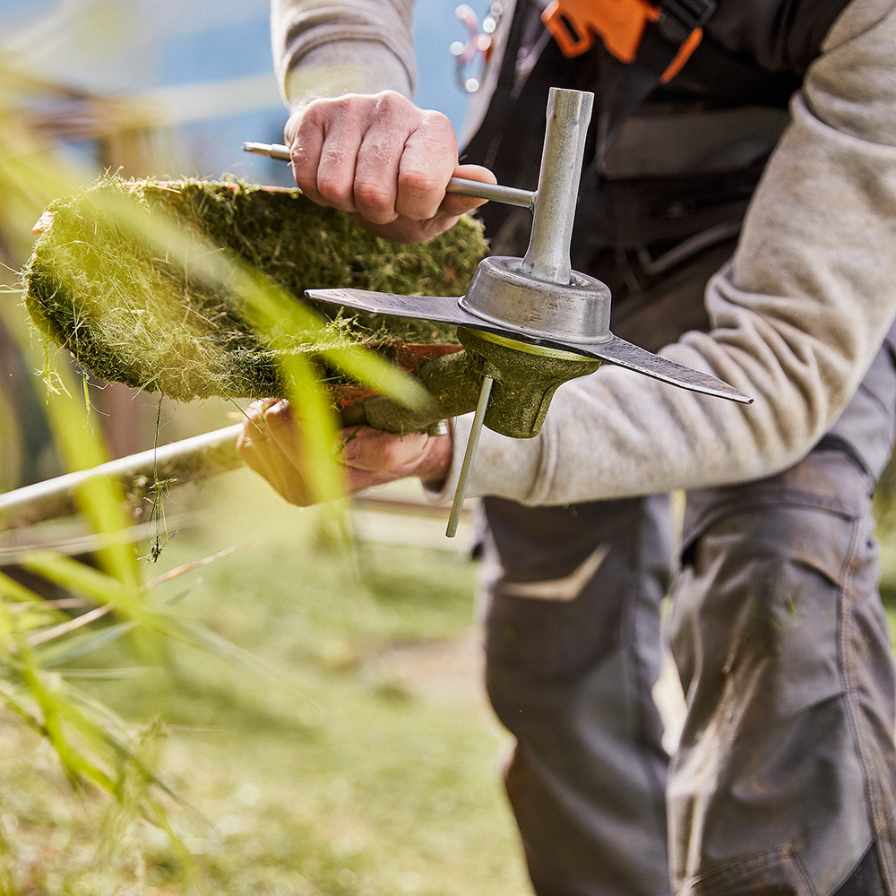 Ryddesag STIHL FS 131 inkl Sele og Tre Skjæreutstyr
