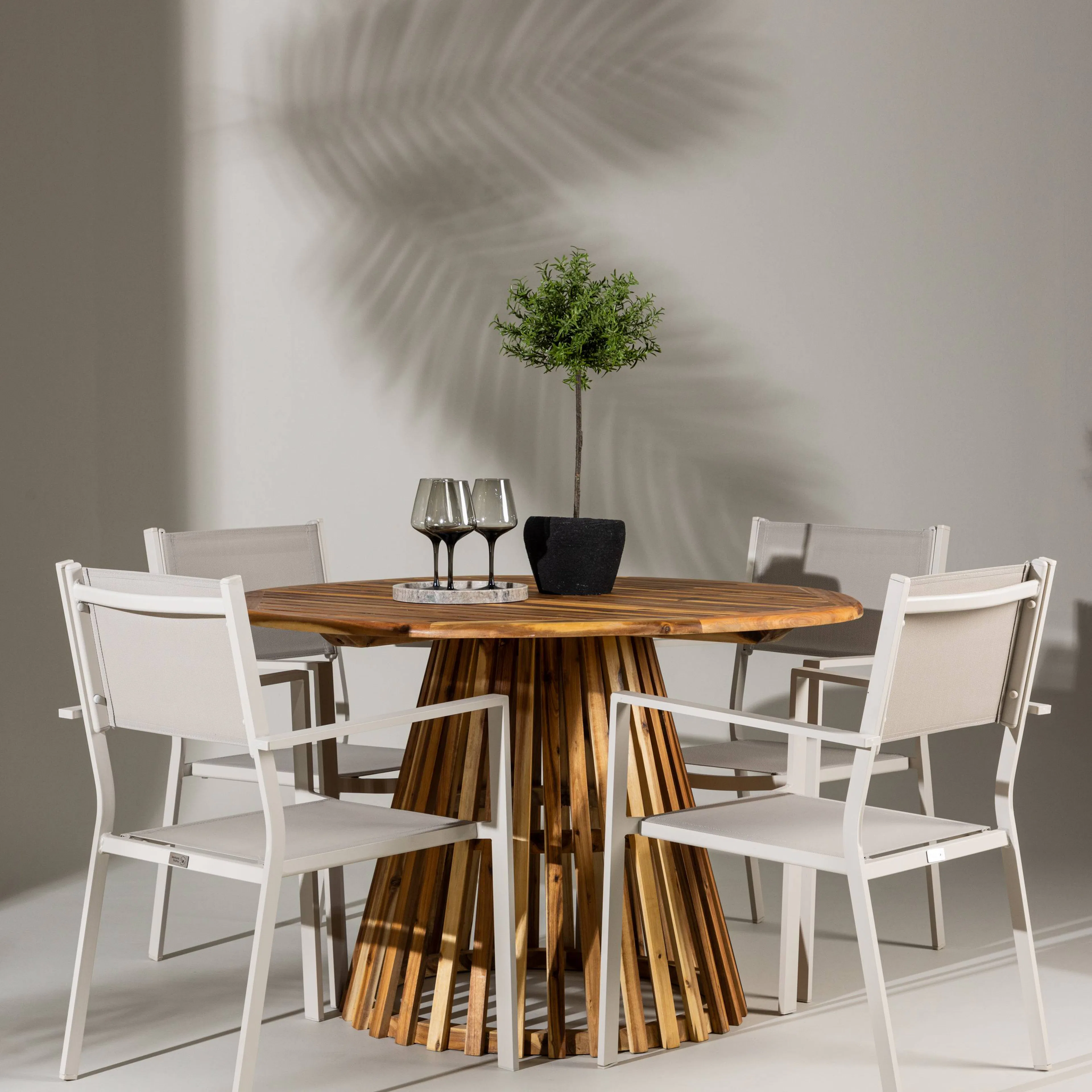 Hagegruppe Venture Home Lumpur med 4 Copacabana Stoler