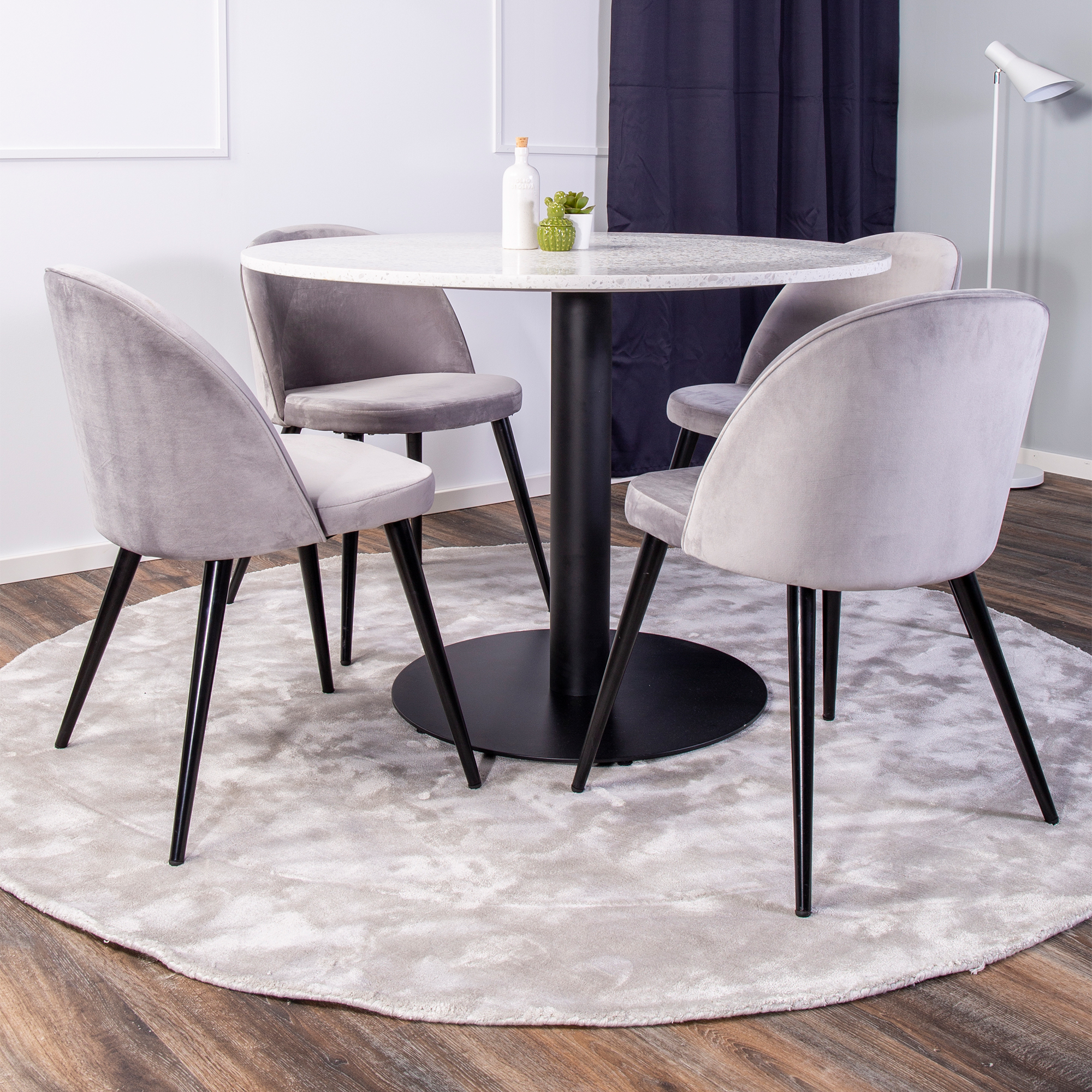 Razzia Table 106 White/Black+Velvet Black/Light grey seat4 Hvit Bord med Sort Bein, Lysegrå Stol med Sort Bein