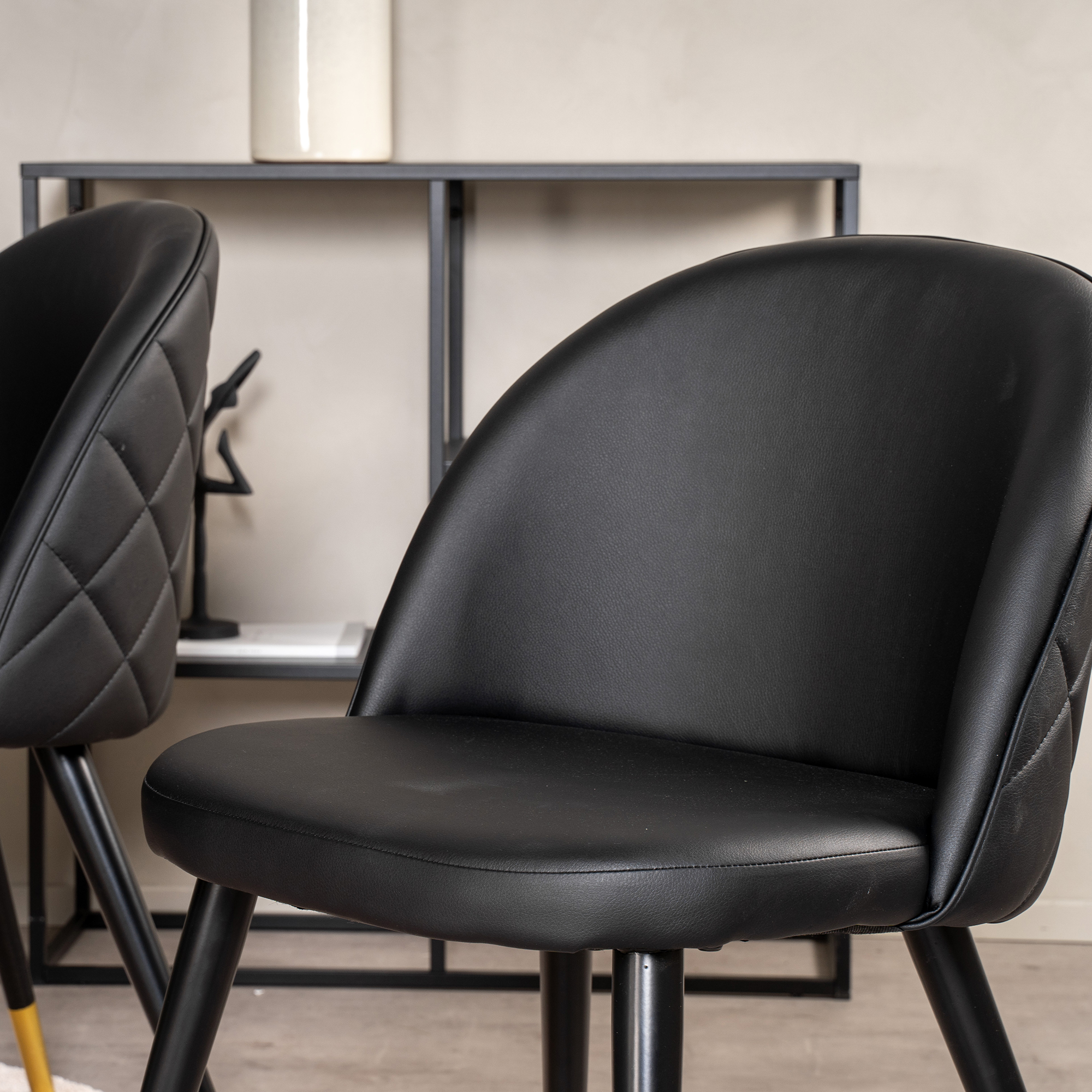 Spisegruppe furniture/fashion Copenhagen med 6 Valentina Kunstlær Stoler