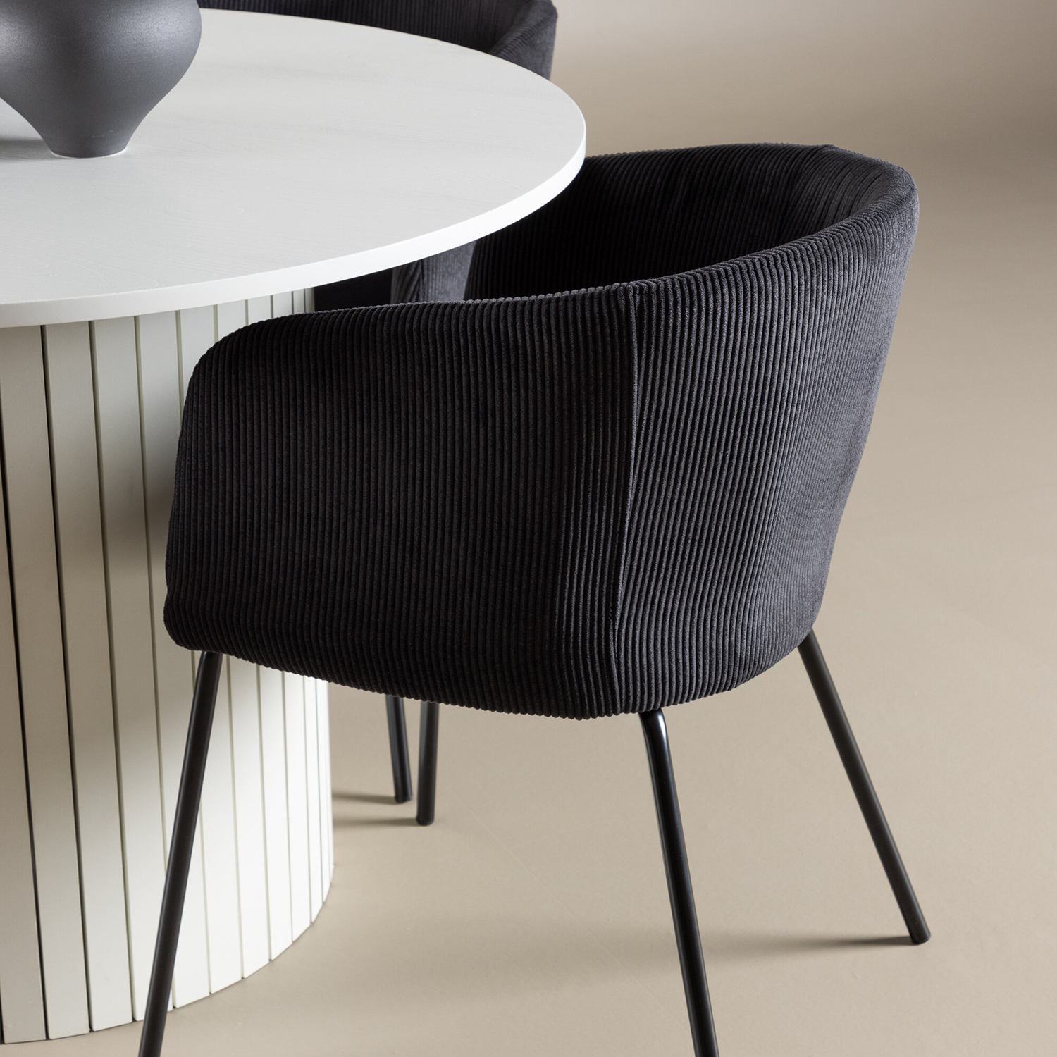 Spisegruppe Venture Home Härön Ø110 med 4 stk Berit Stoler