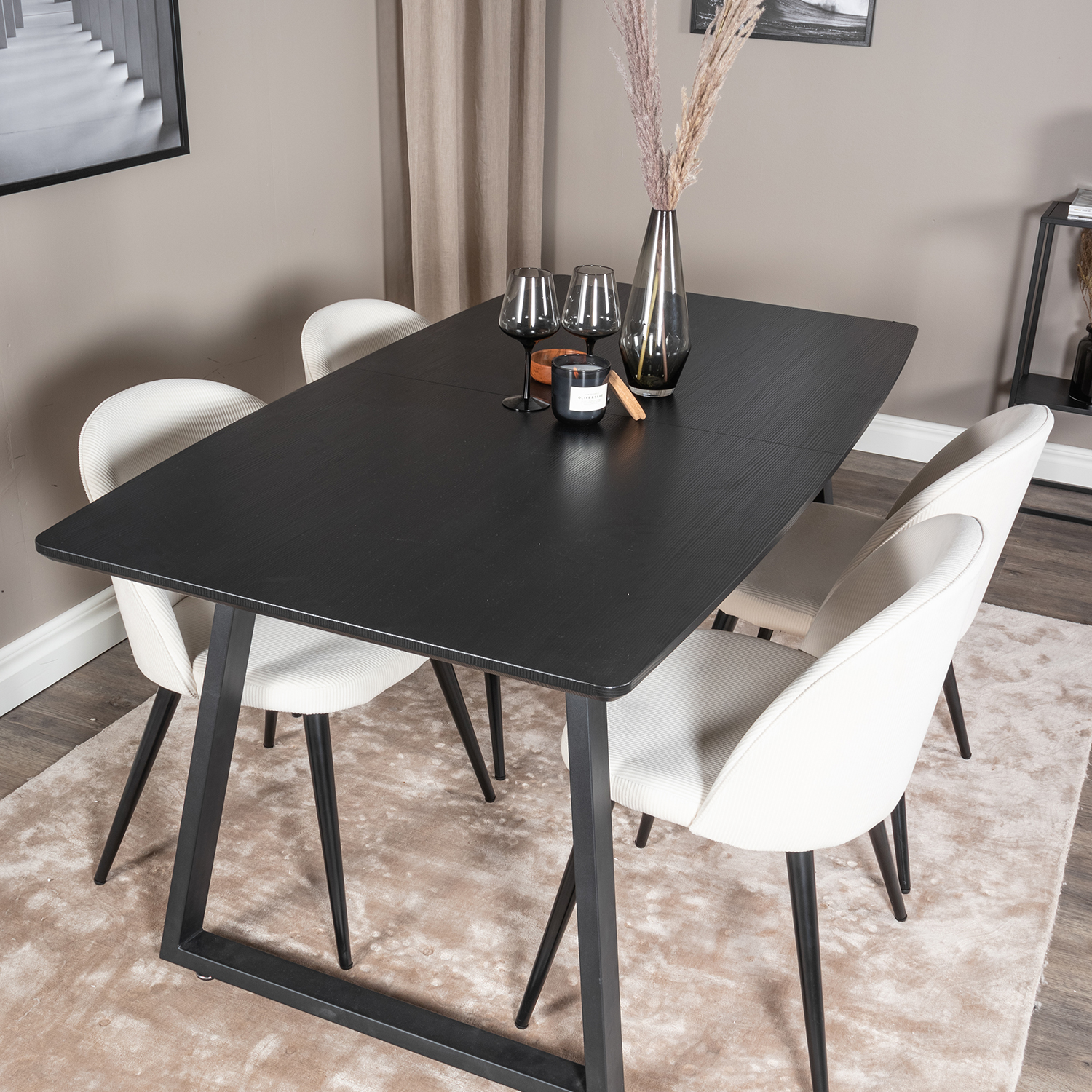 Spisegruppe Venture Home Ina med 4 Valentina Stoler Manchester