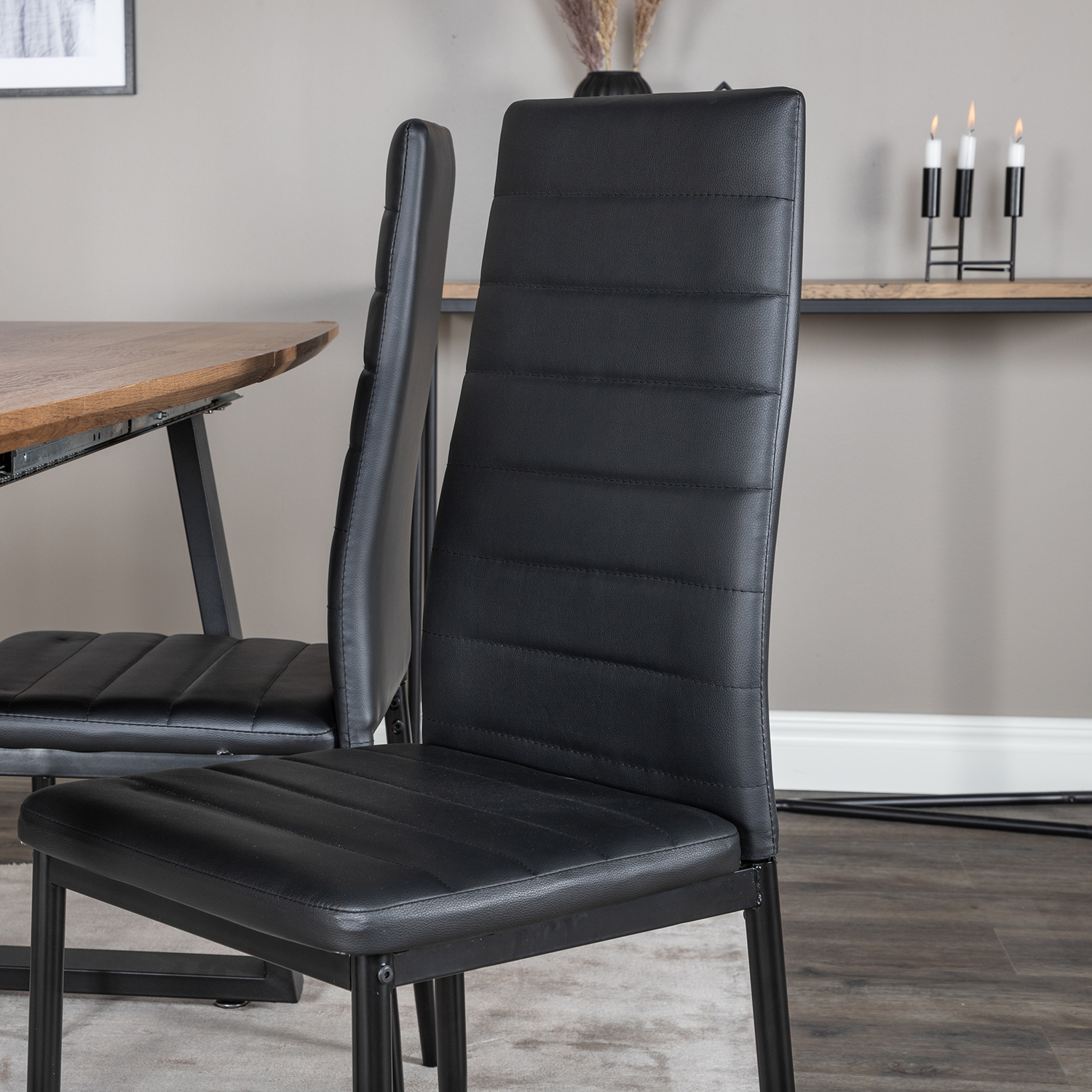Spisegruppe Venture Home Ina med 4 Sly Stoler Kunstlær