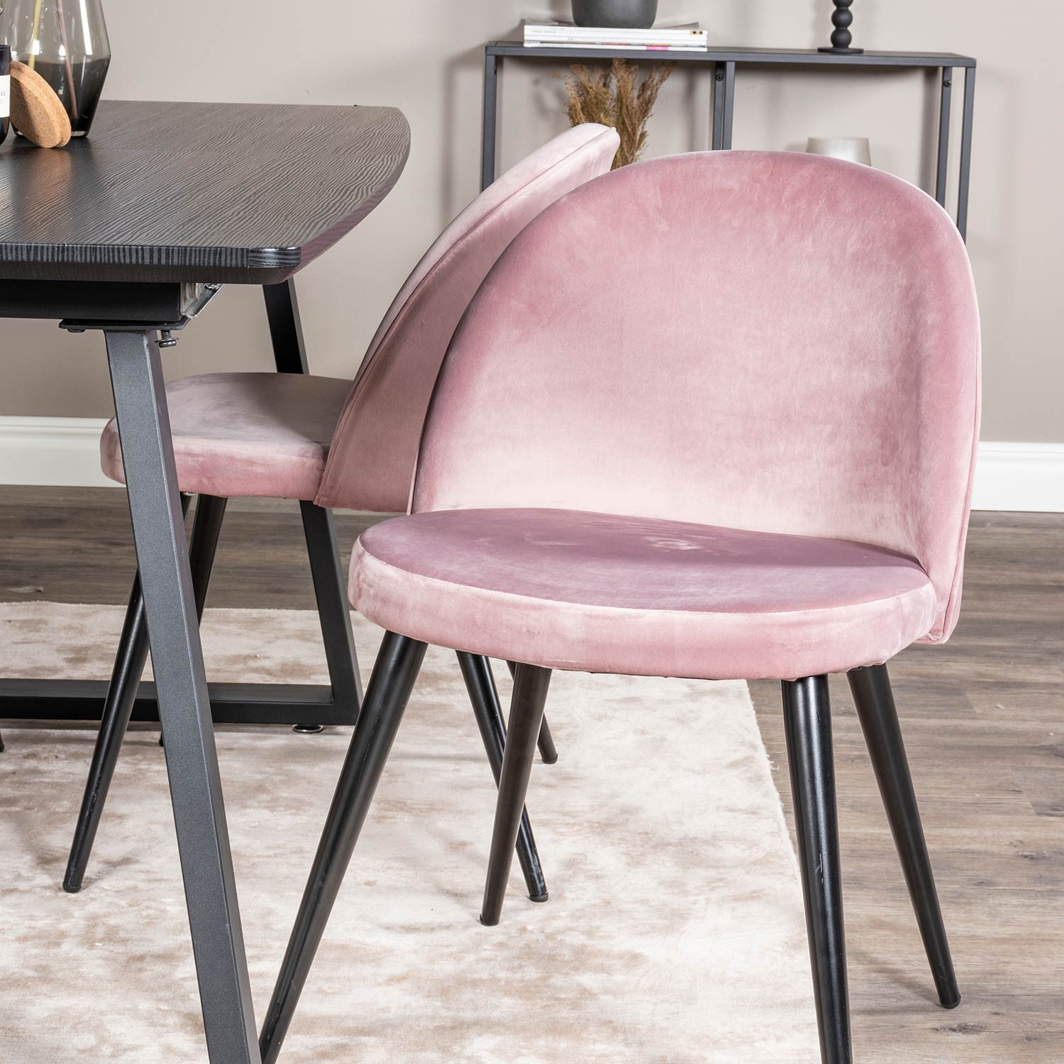 Spisegruppe Venture Home Ina med 4 Valentina Stoler Fløyel