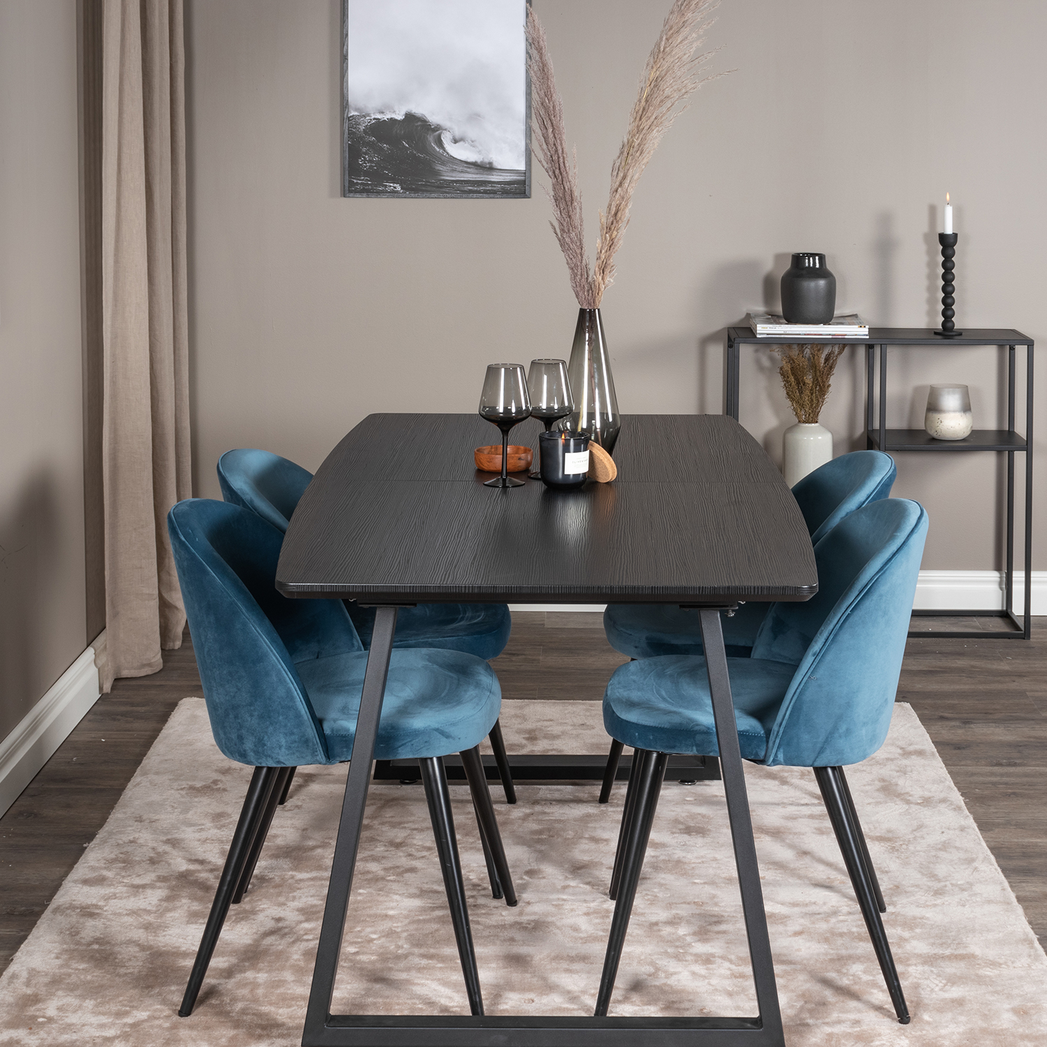 Spisegruppe Venture Home Ina med 4 Valentina Stoler Fløyel