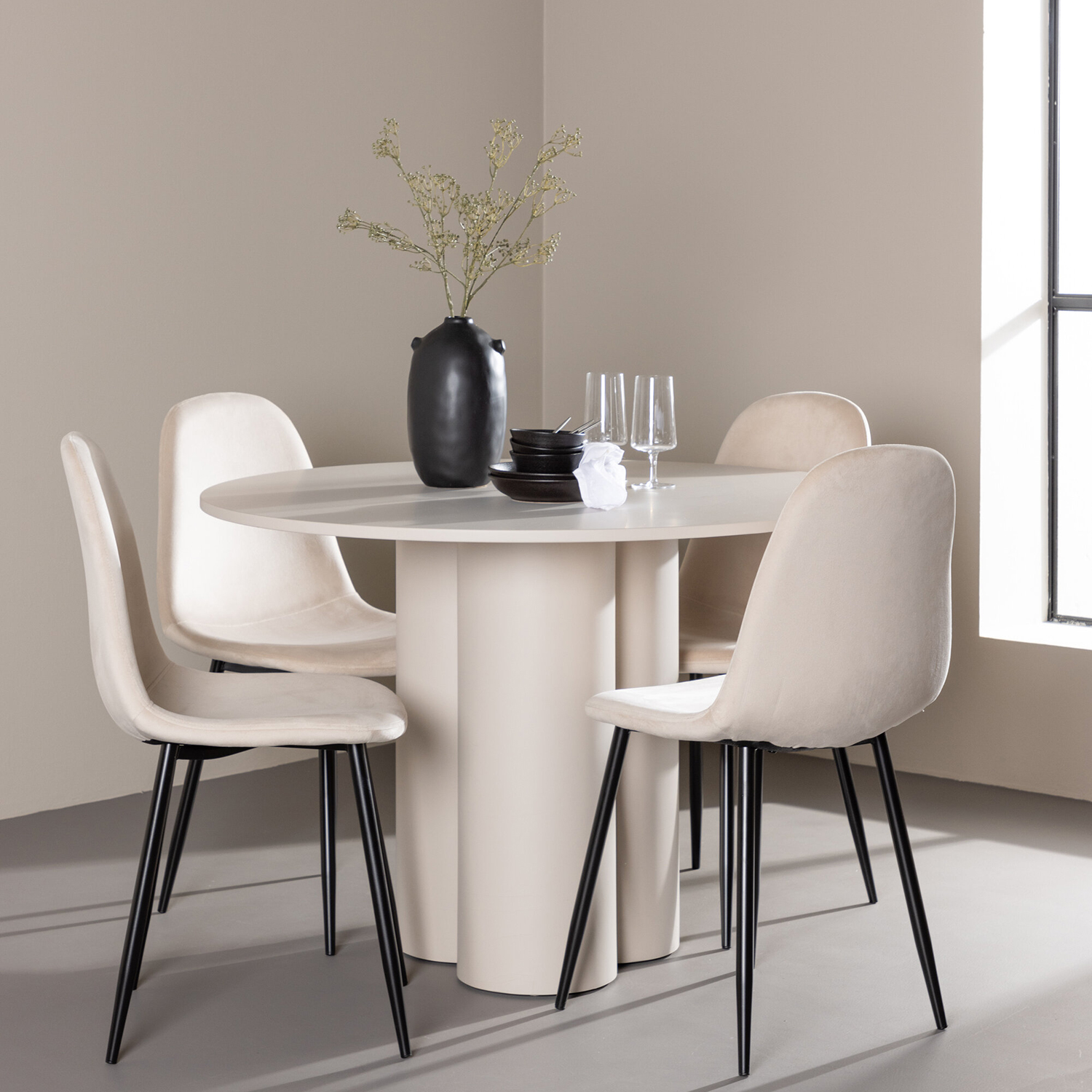 Spisegruppe Venture Home Olivia Ø110 med 4 stk Polar Stoler Fløyel