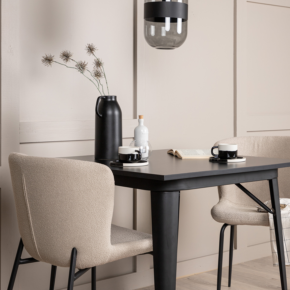 Spisegruppe Venture Home Tempe med 2 Modesto Stoler