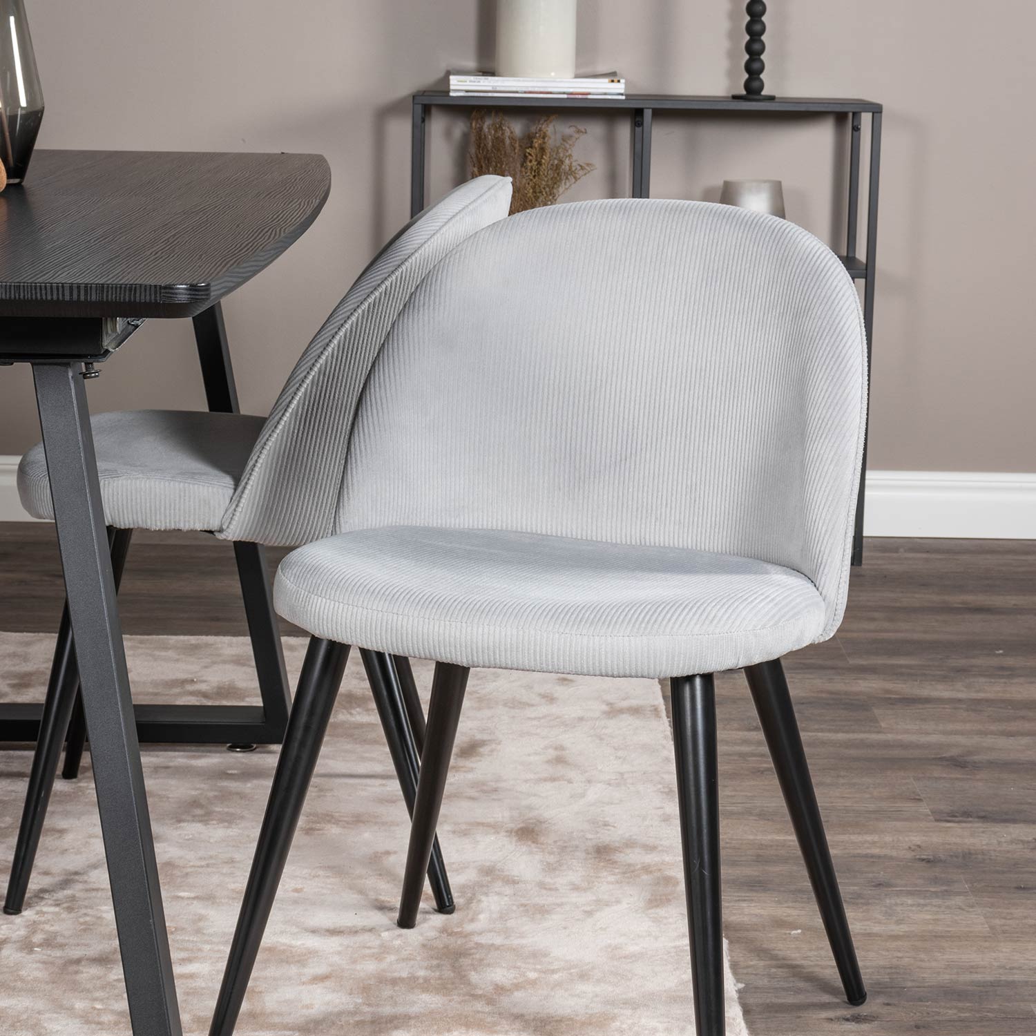 Spisegruppe Venture Home Ina med 4 Valentina Stoler Manchester