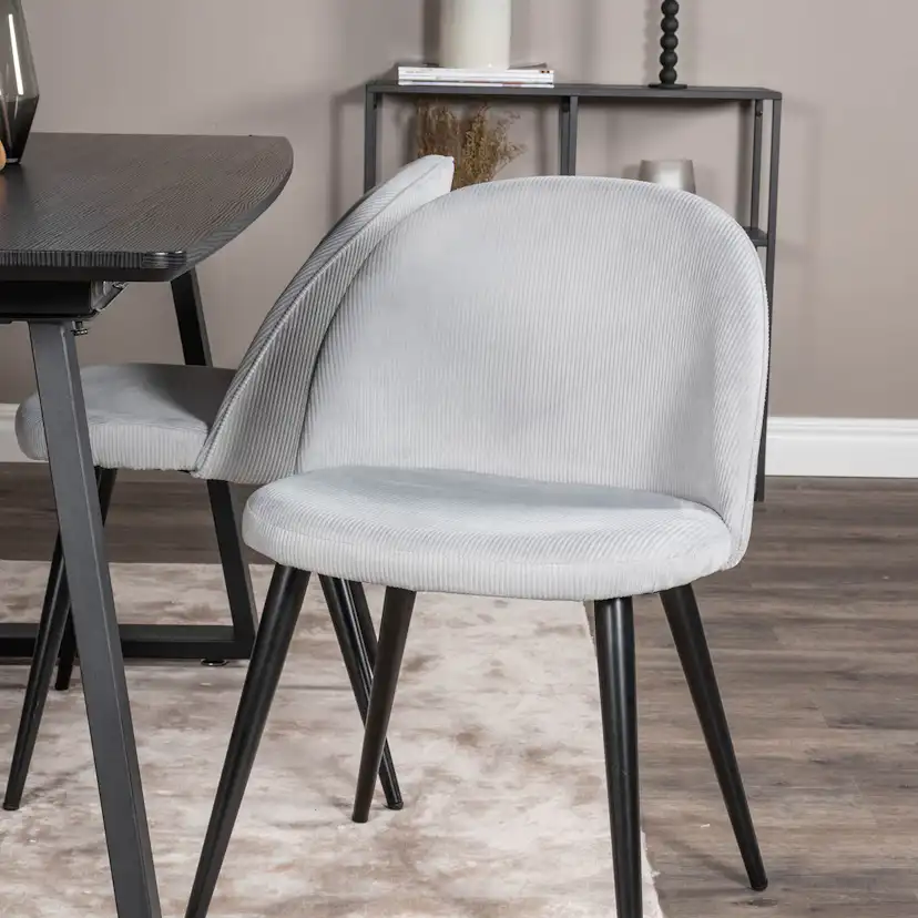 Spisegruppe Venture Home Ina med 4 Valentina Stoler Manchester