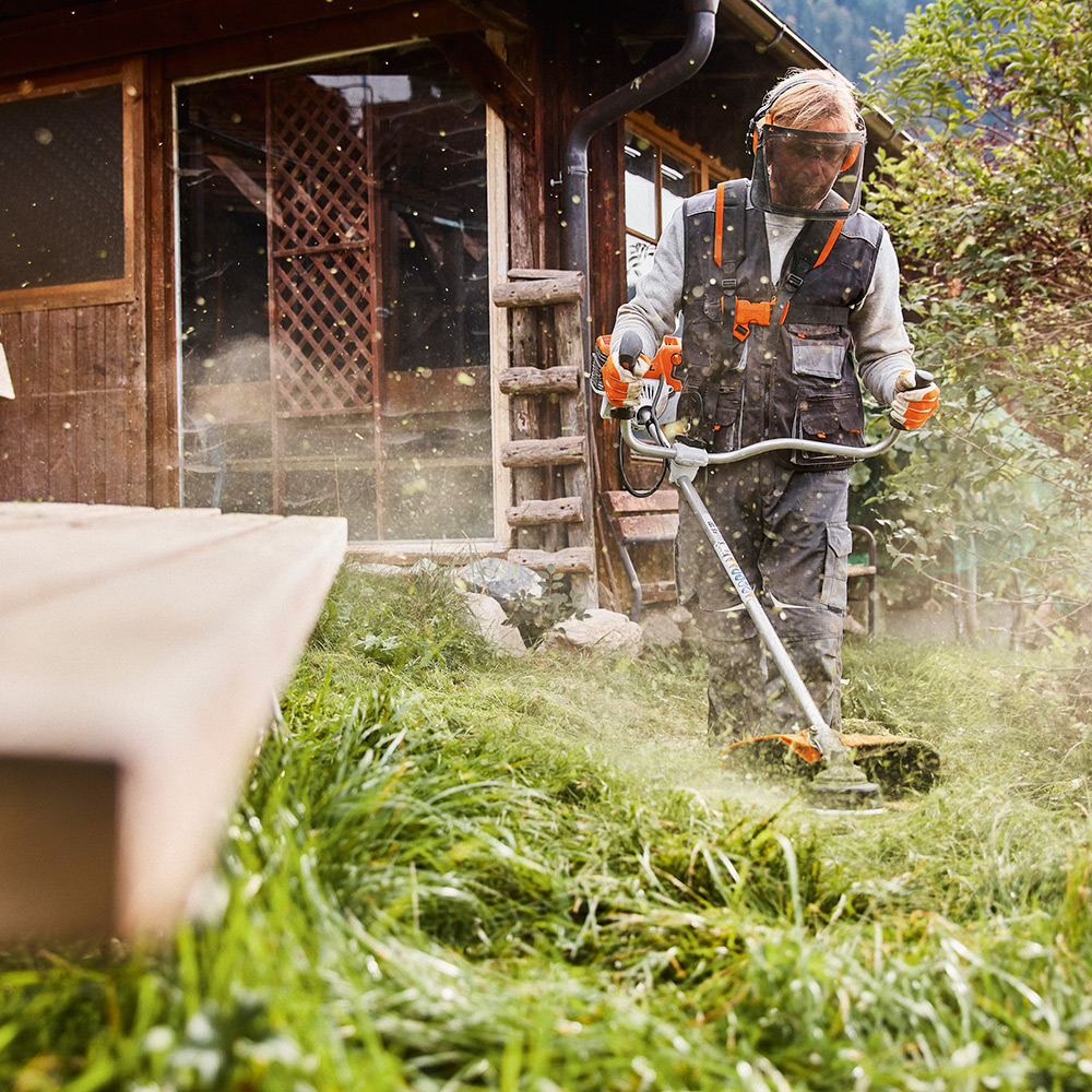 Ryddesag STIHL FS 131 inkl Sele og Tre Skjæreutstyr