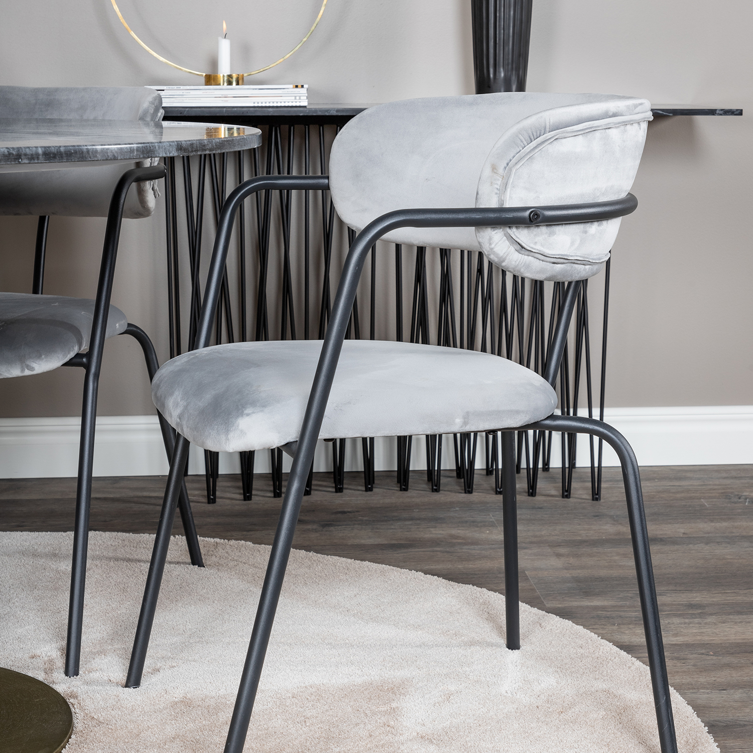 Spisegruppe Venture Home Estelle med 4 Aris Stoler Fløyel