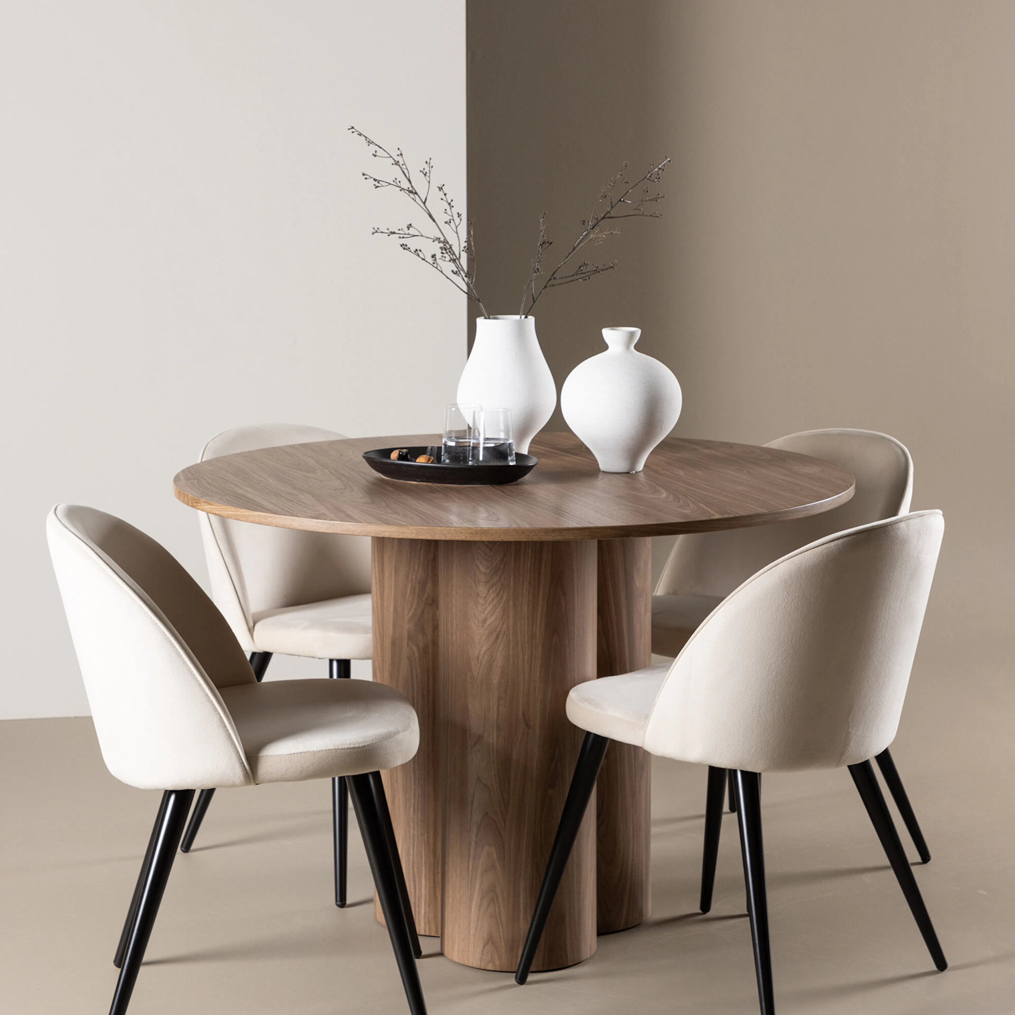 Spisegruppe Venture Home Olivia Ø110 med 4 stk Velvet Stoler Mocka/Beige