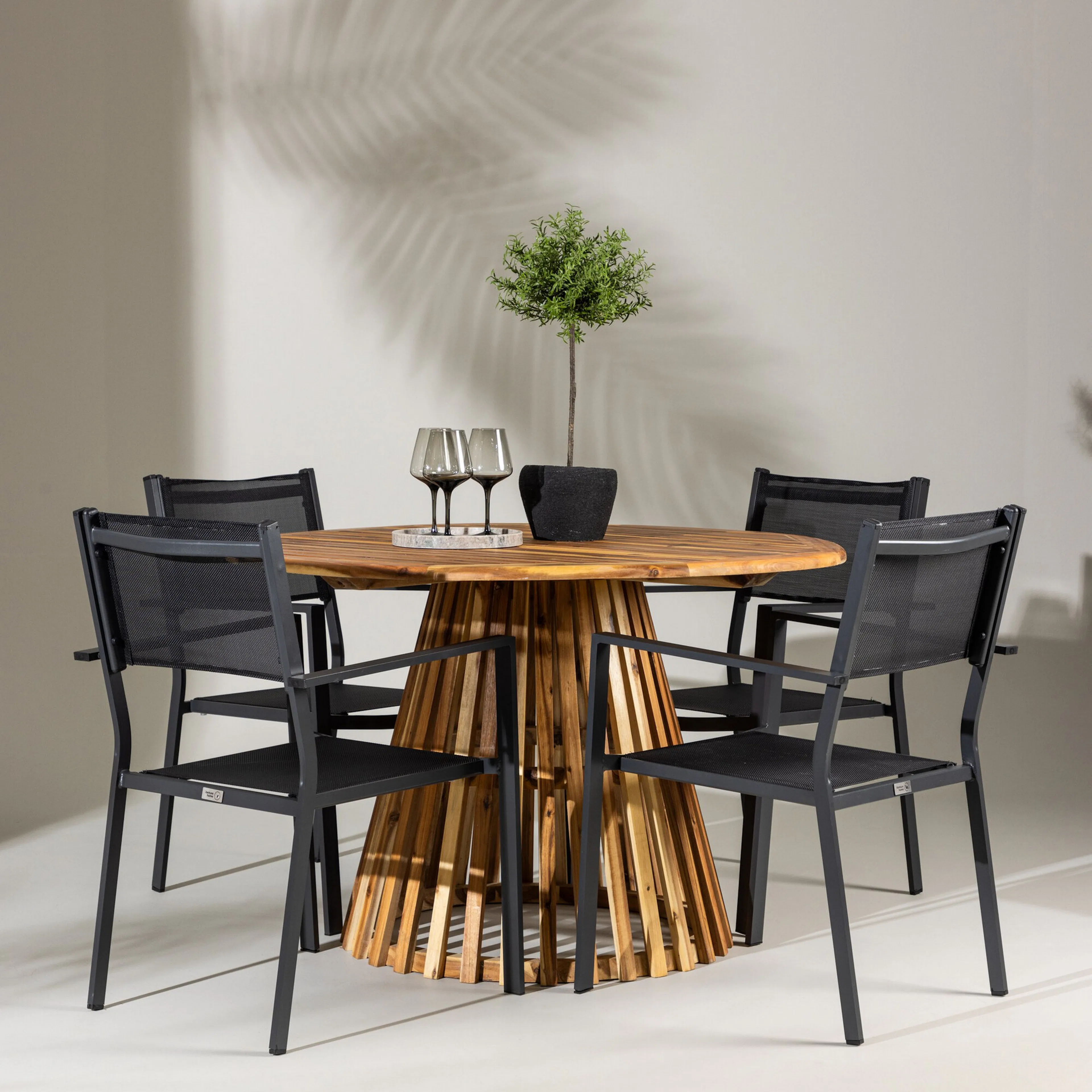 Hagegruppe Venture Home Lumpur med 4 Copacabana Stoler