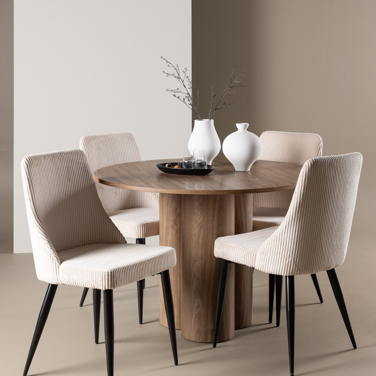 Spisegruppe Venture Home Olivia Ø110 med 4 stk Leone Stoler