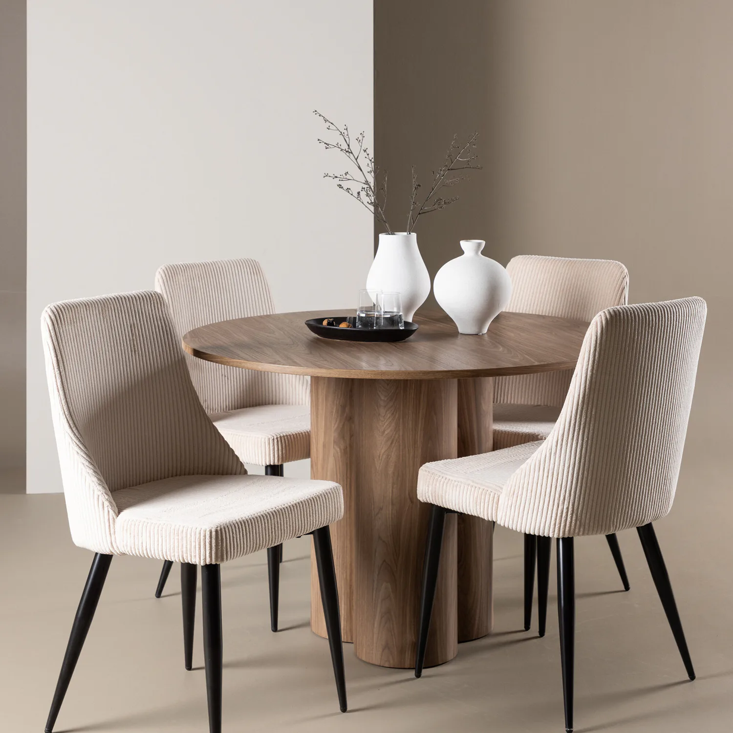 Spisegruppe Venture Home Olivia Ø110 med 4 stk Leone Stoler