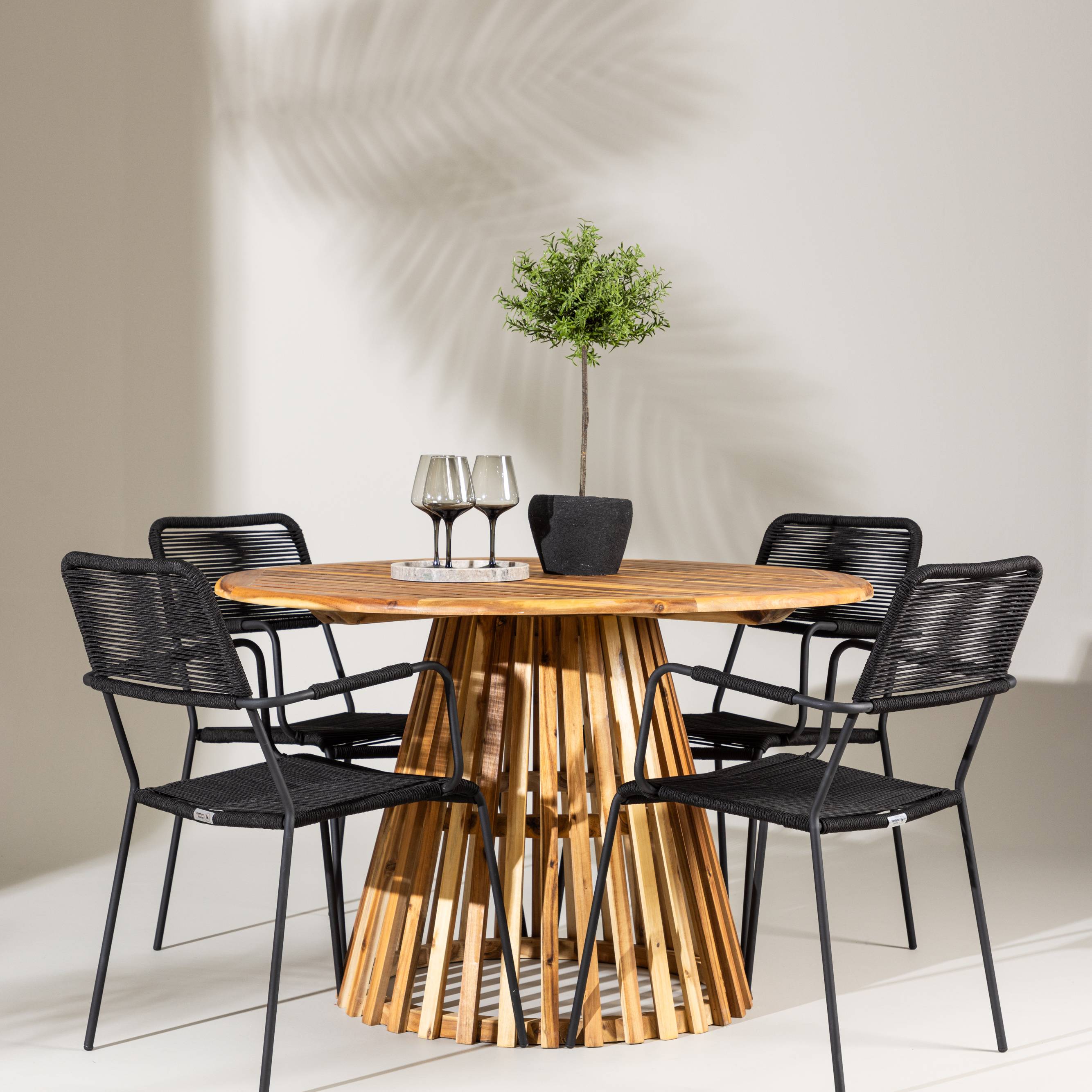 Hagegruppe Venture Home Lumpur med 4 Lindos Lenestoler