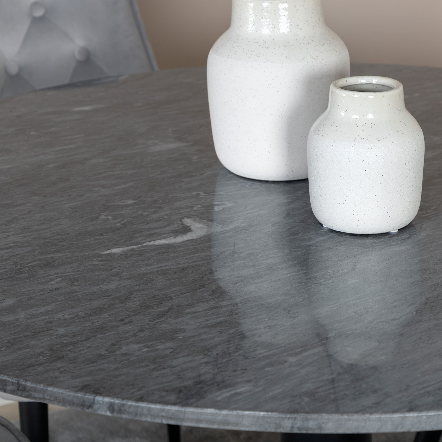 Spisegruppe Venture Home Estelle Ø106 med 4 Velvet Deluxe Stoler