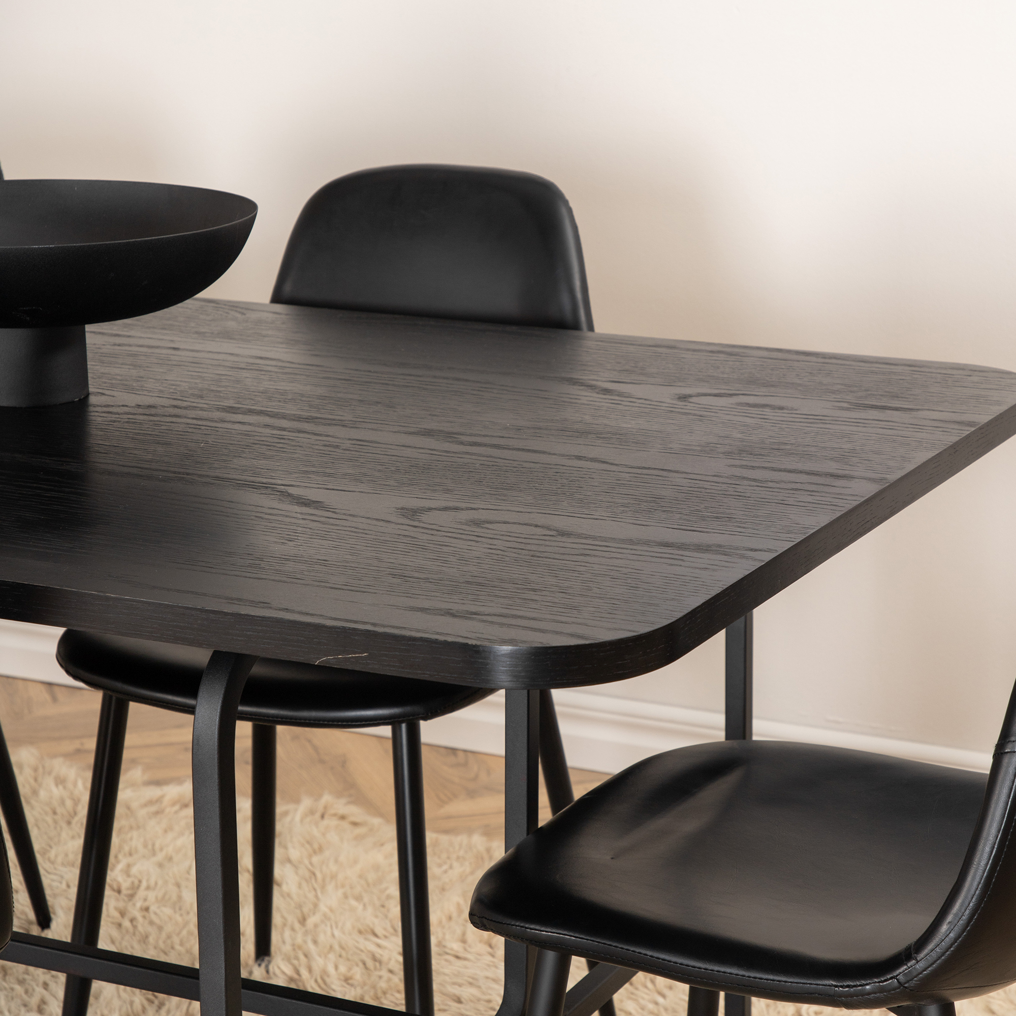 Spisegruppe Venture Home Chicago Sort med 6 Pobbie Stoler