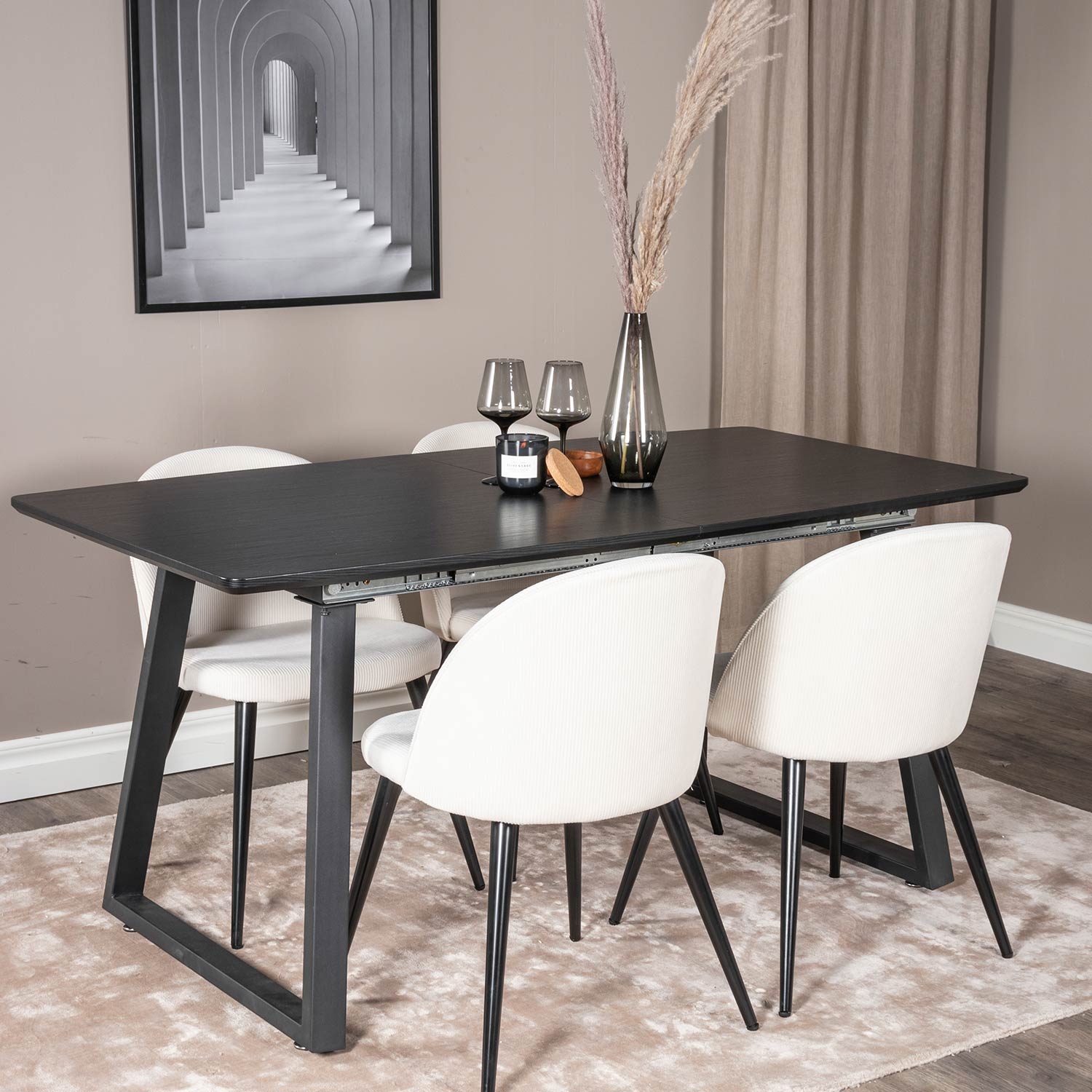 Spisegruppe Venture Home Ina med 4 Valentina Stoler Manchester