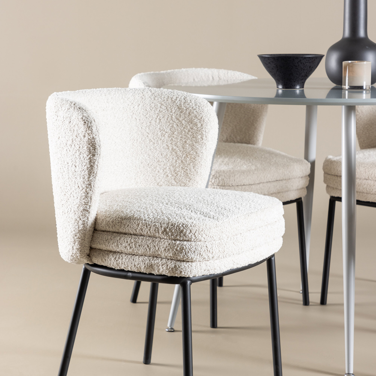 Spisegruppe Venture Home Plaza Ø100 med 4 stk Agnes Stoler