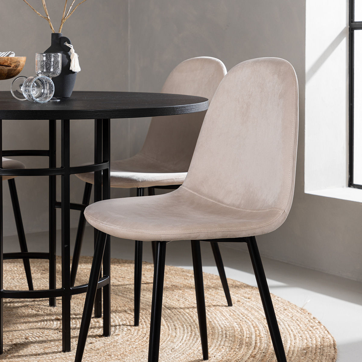 Spisegruppe Venture Home Copenhagen med 4 Polar Stoler Fløyel