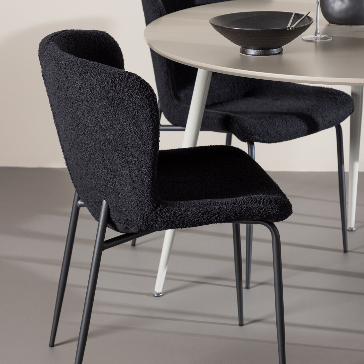 Spisegruppe Venture Home Plaza Ø120 med 4 stk Modesto Stoler