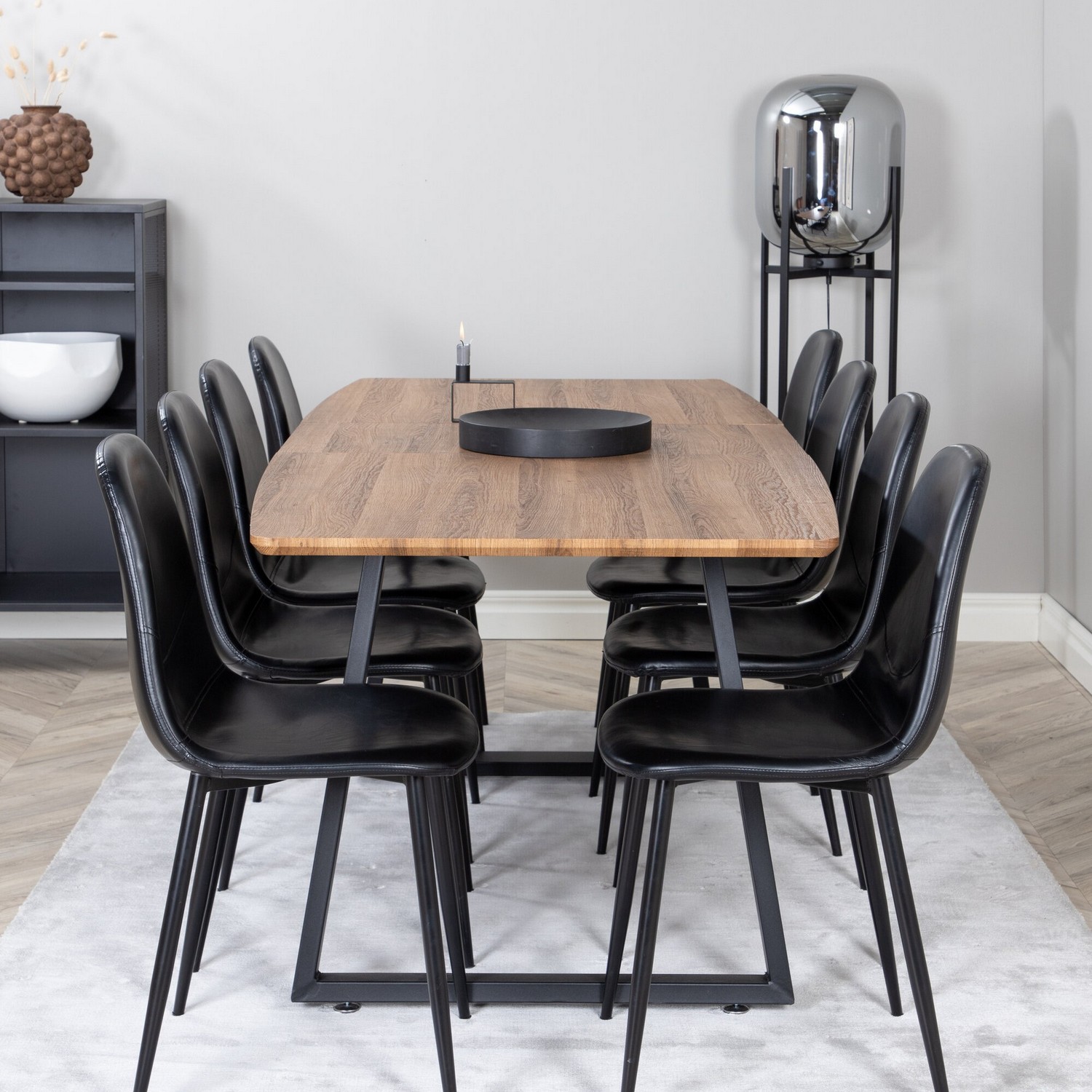 Spisegruppe Venture Home Ina med 8 Pobbie Stoler Sort