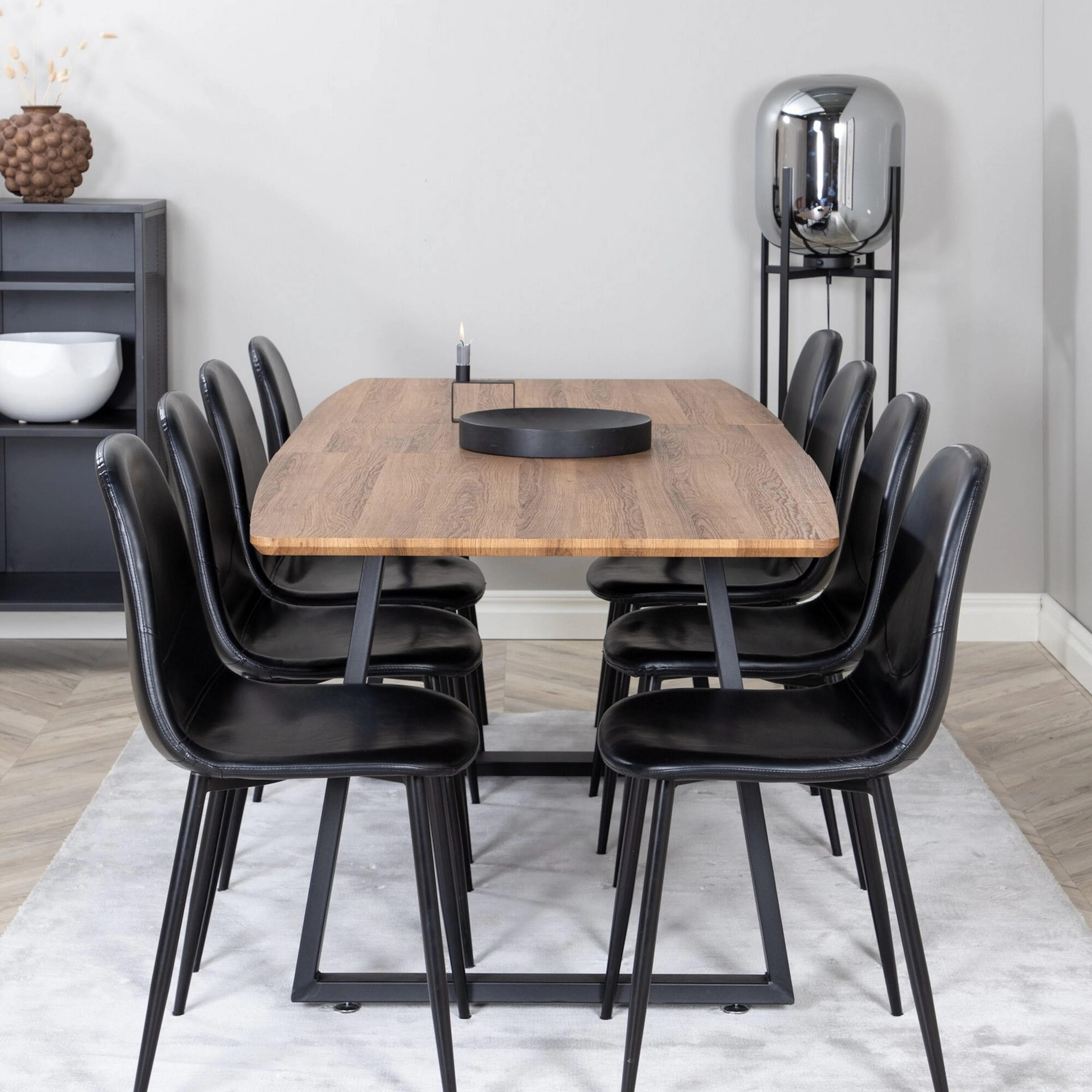 Spisegruppe Venture Home Ina med 8 Pobbie Stoler Sort