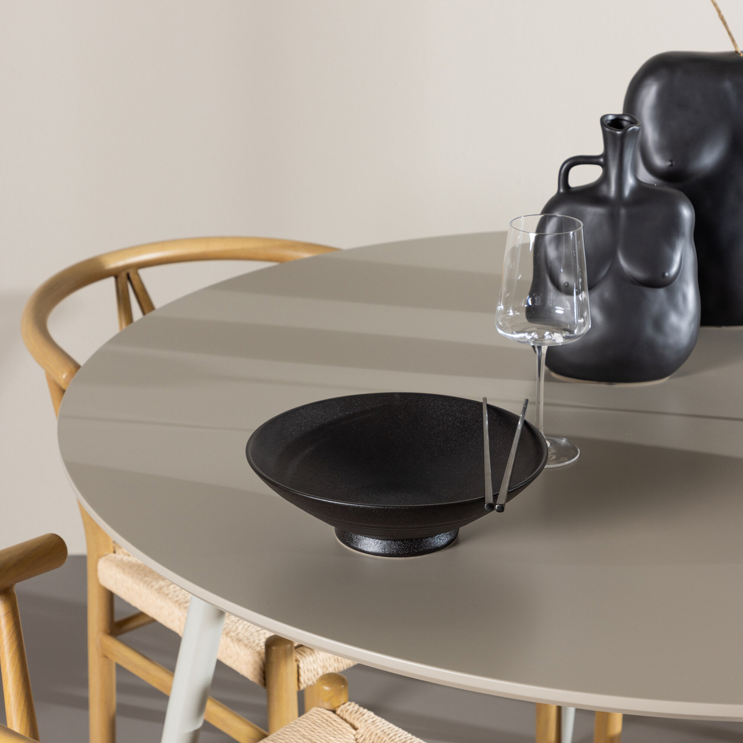 Spisegruppe Venture Home Plaza Ø120 med 4 stk Alfons Stoler