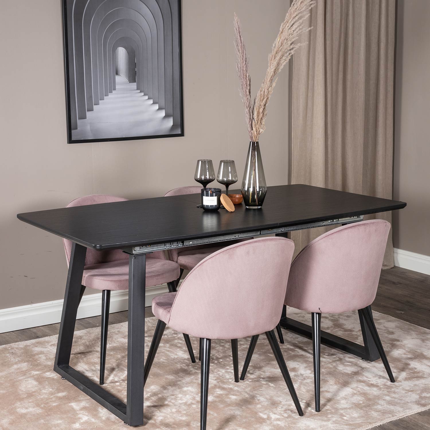 Spisegruppe Venture Home Ina med 4 Valentina Stoler Manchester