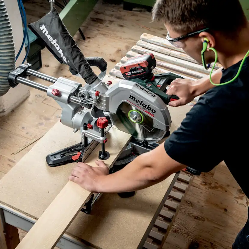 Kapp-/gjæringssag Metabo KGS 18 LTX BL 254 1x4,0 AH + ASC55