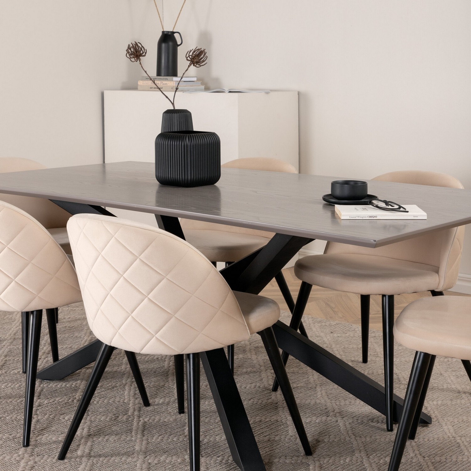 Spisegruppe Venture Home med Piata Spisebord og 6 Valentina Stitcthes Spisestoler