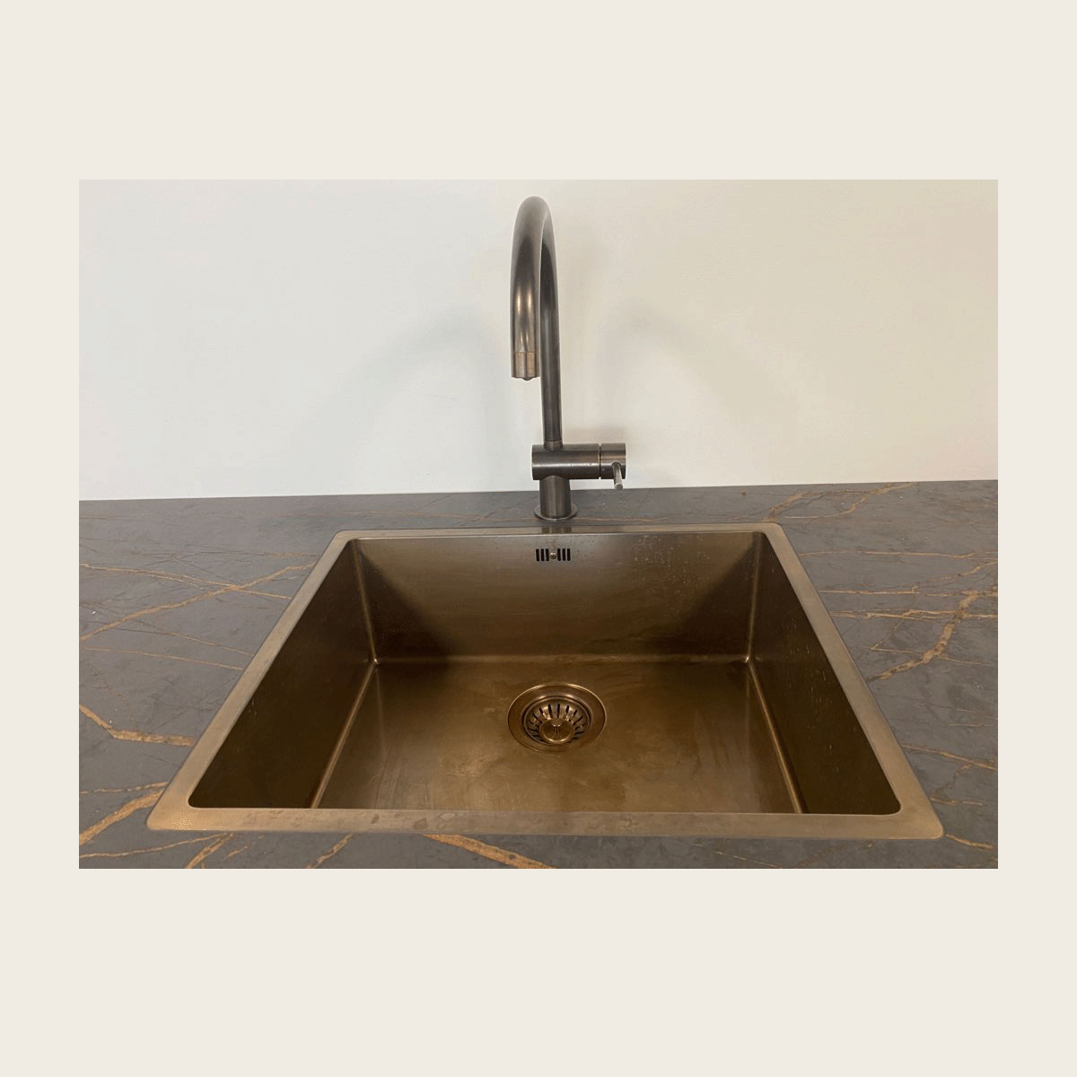 Lavabo Kubus 500 Soft, bruneret massiv messing Farge: Brun Messing, Overflate: Polert