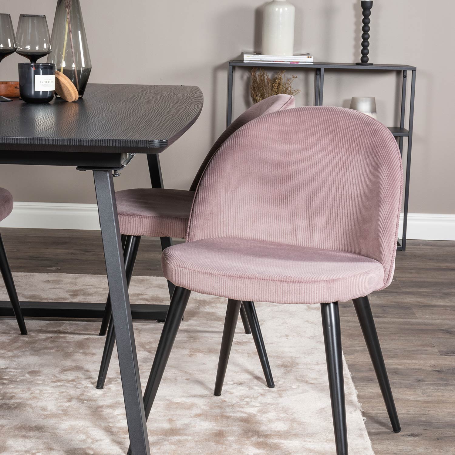 Spisegruppe Venture Home Ina med 4 Valentina Stoler Manchester