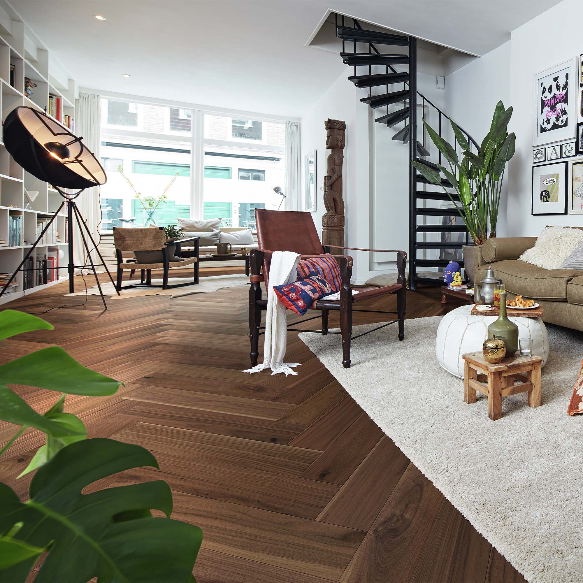 Parkettgolv Meister 9009 PS 500 Borstad Ultramattlackad Valnöt Fiskbensparkett