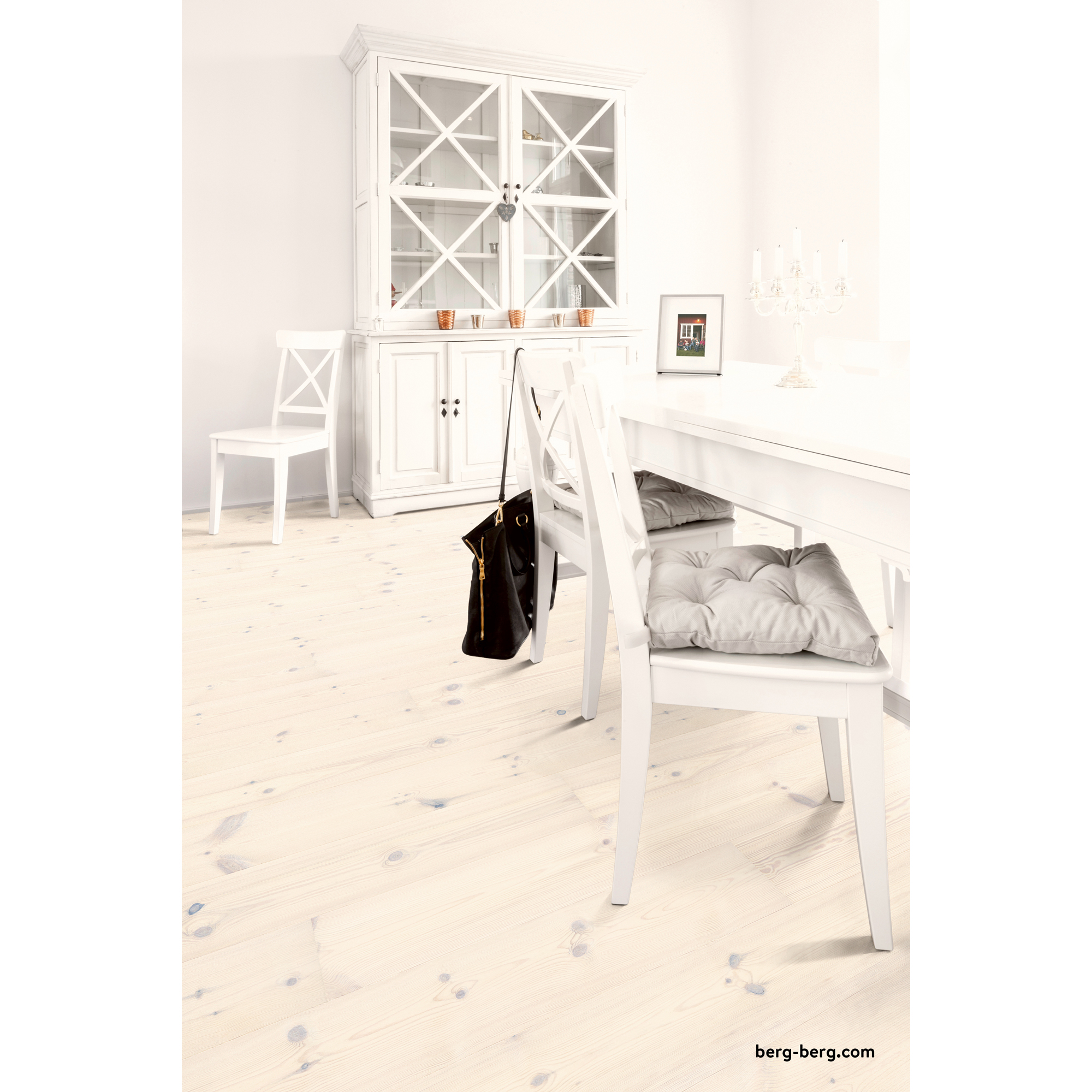 Parkettgolv Berg & Berg  Norrlandsfuru XXL Lut Vit Mattlack 2.0