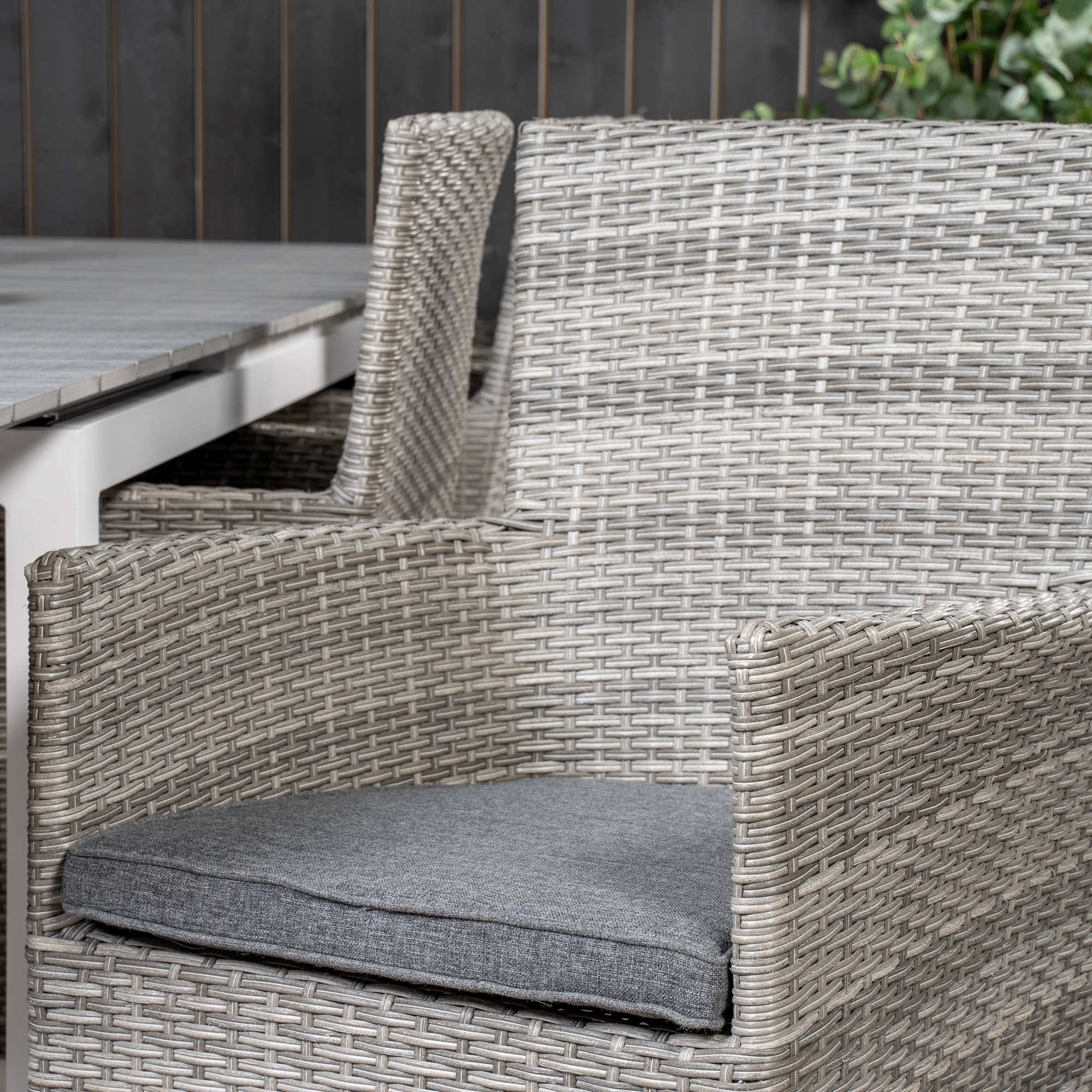 Spisegruppe Venture Home Lova 224/324 med 8 Milwa Lenestoler