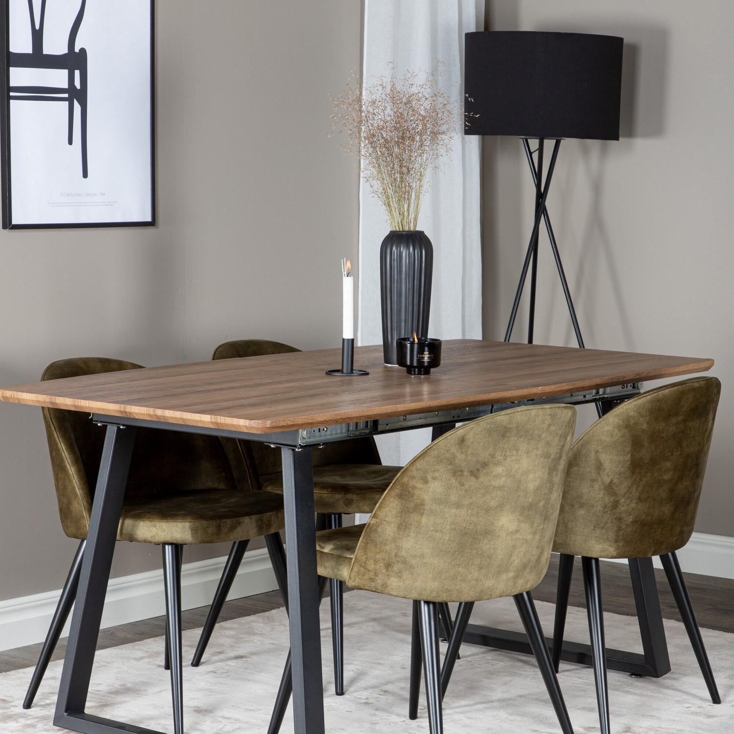 Spisegruppe Venture Home Ina med 4 Valentina Stoler Fløyel